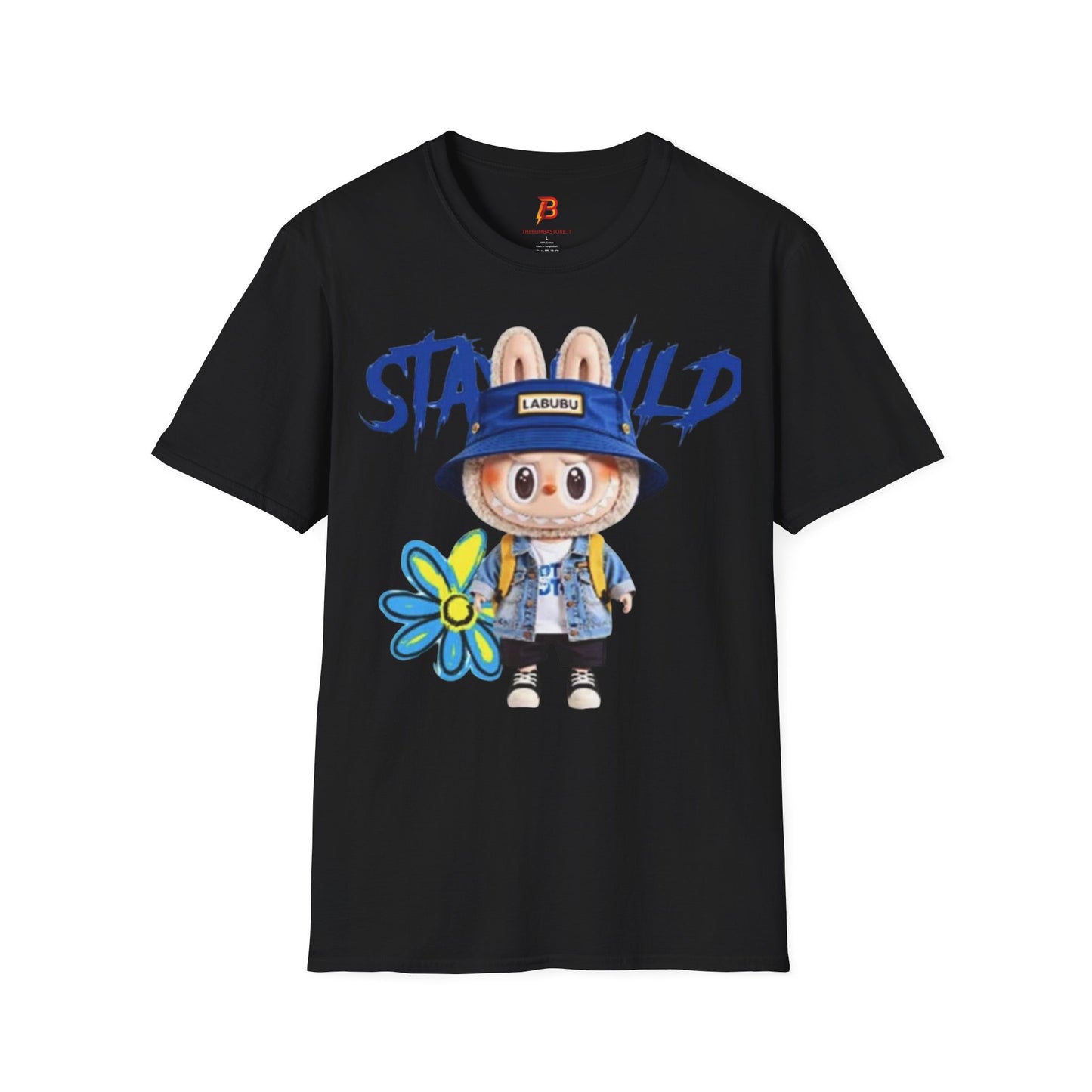 T-Shirt Unisex Labubu Softstyle – Design Kawaii Streetwear con Fiore “Stay Wild”.