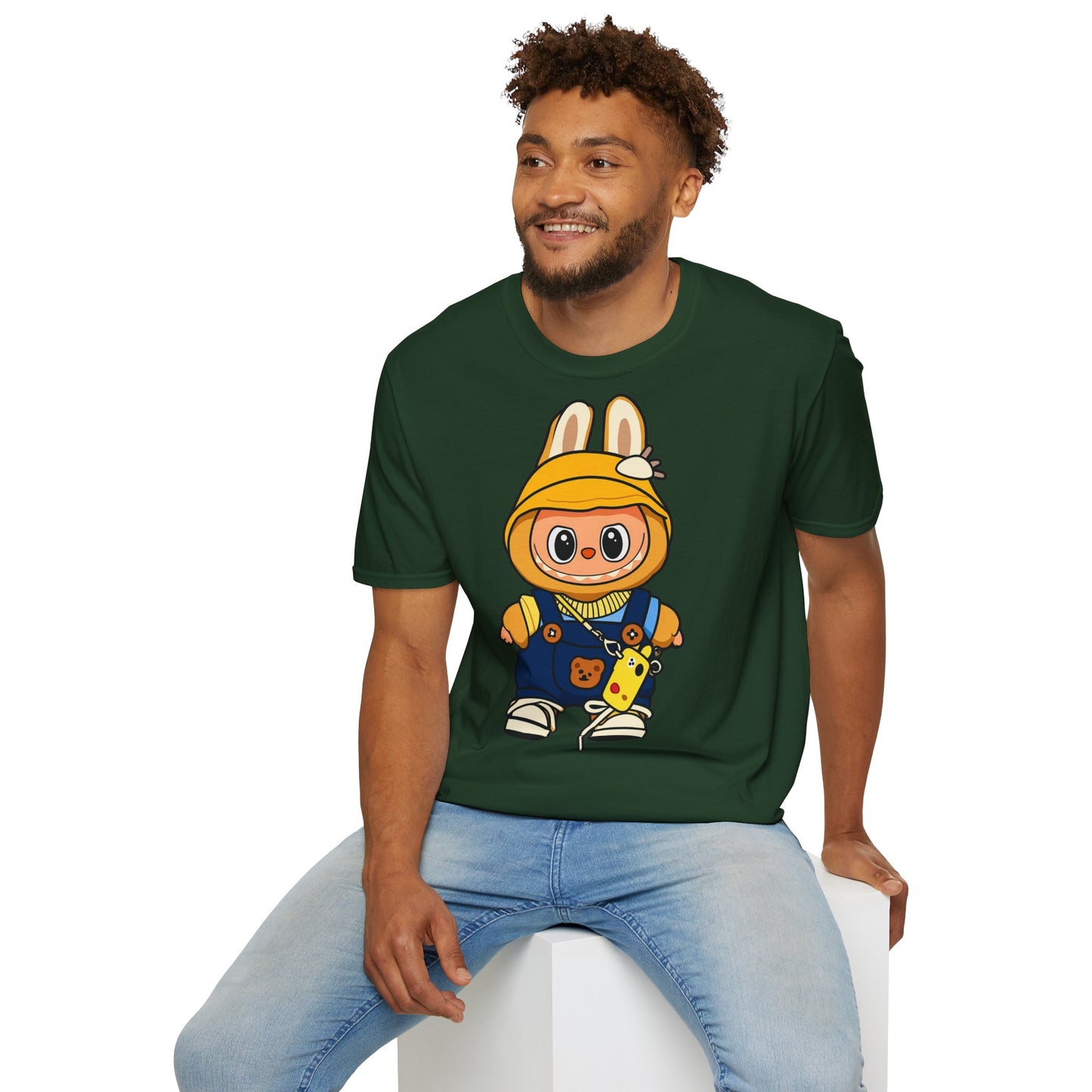 T-Shirt Unisex Labubu Softstyle – Design Kawaii con Cappello e Salopette.