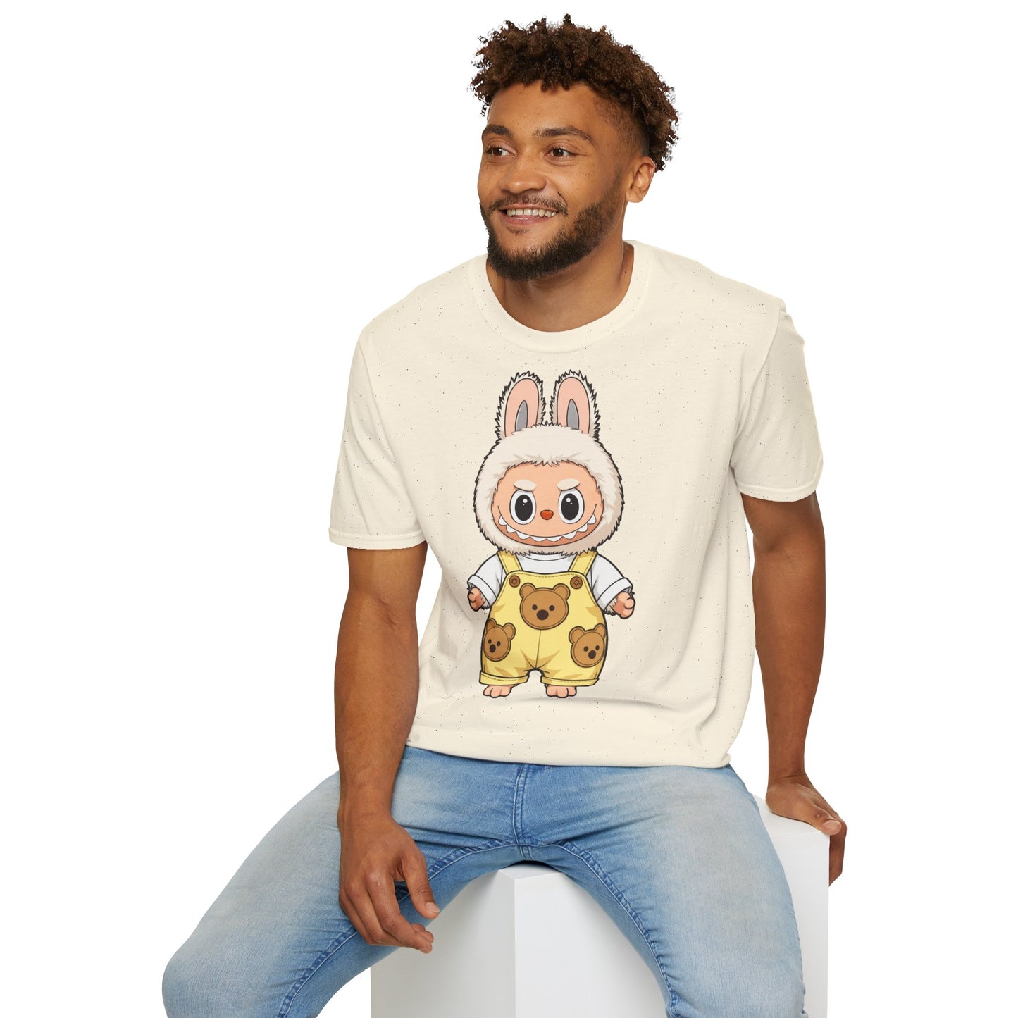 T-Shirt Unisex Labubu Softstyle – Design Kawaii con Salopette Orsetto.