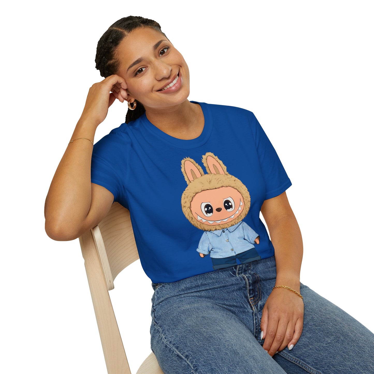 T-Shirt Unisex Labubu Softstyle – Design Kawaii con Camicia a Righe Azzurre.