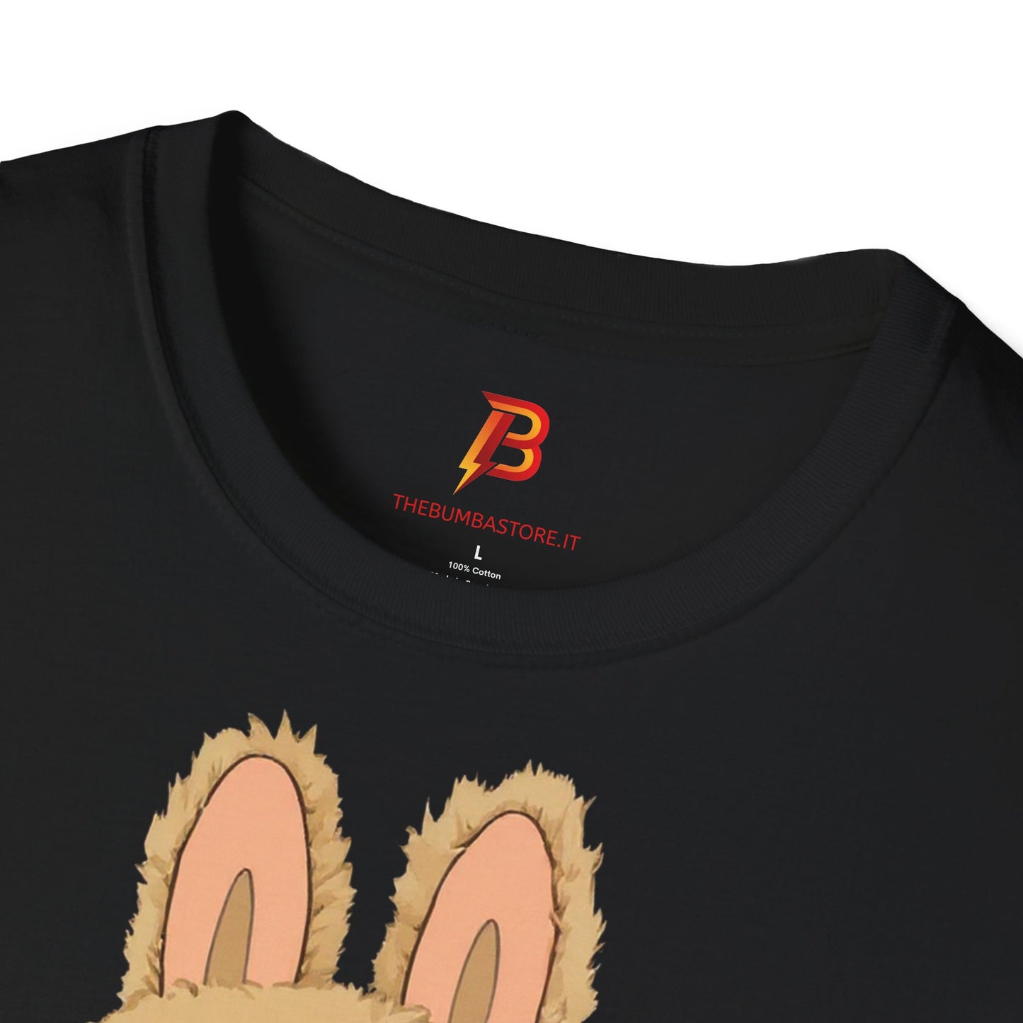 T-Shirt Unisex Labubu Softstyle – Design Kawaii con Camicia a Righe Azzurre.