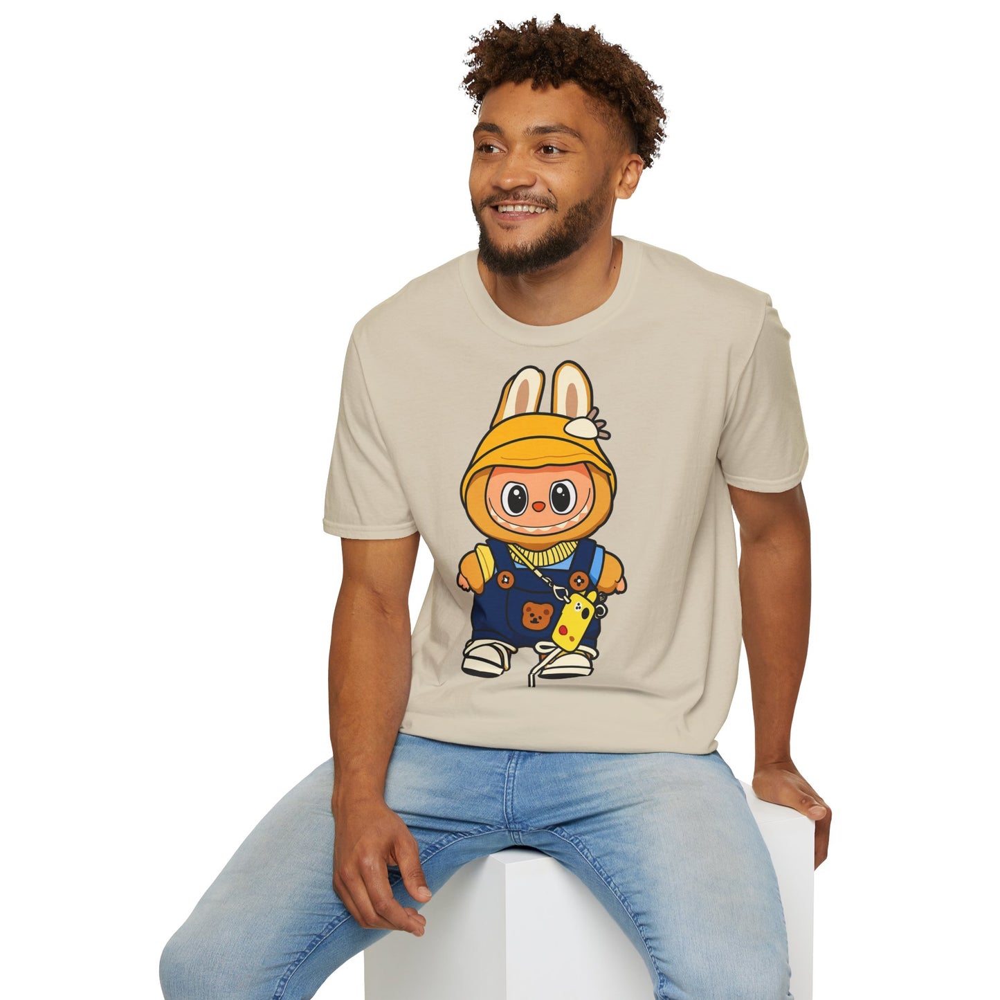 T-Shirt Unisex Labubu Softstyle – Design Kawaii con Cappello e Salopette.
