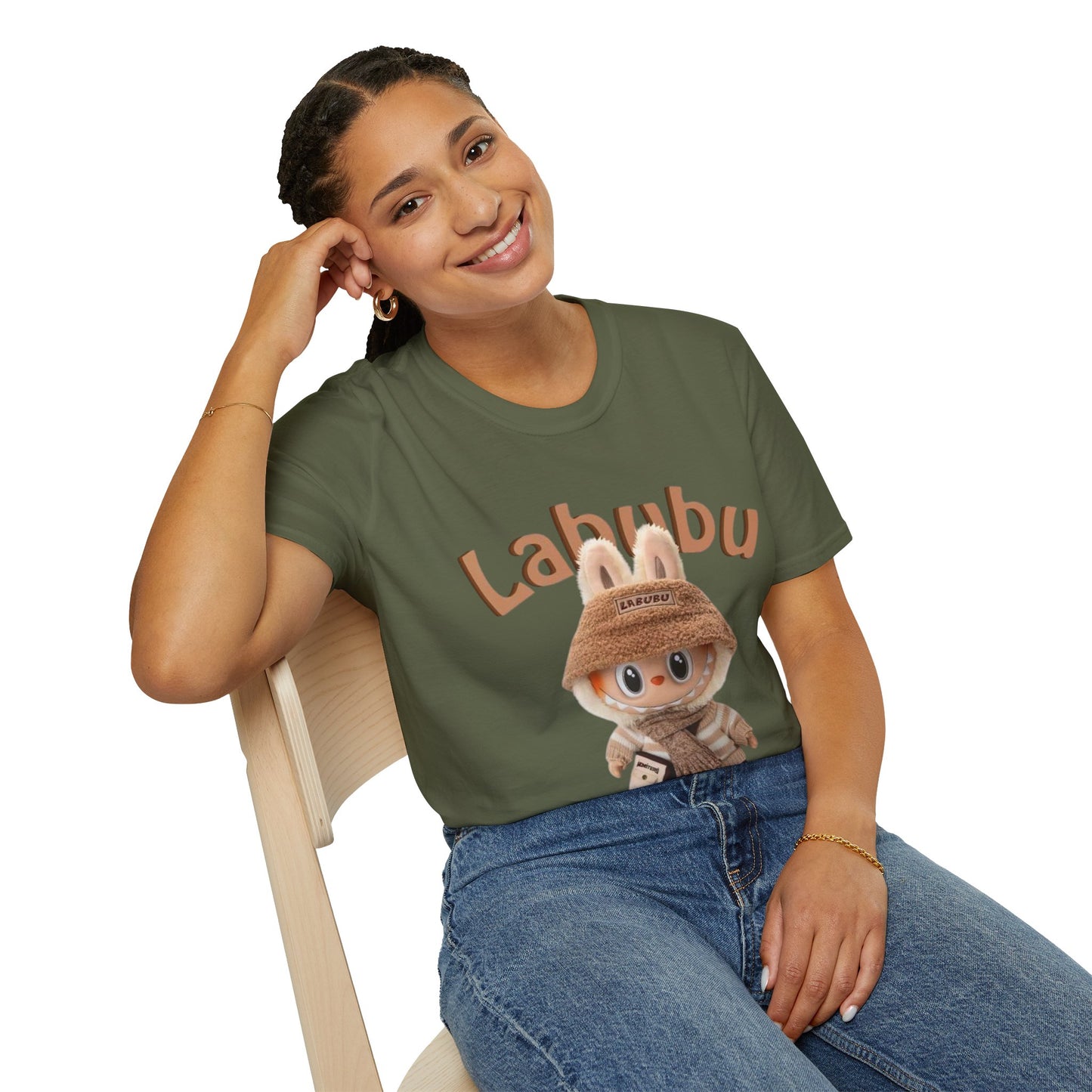 T-Shirt Unisex Labubu Softstyle – Design Kawaii Casual con Bucket Hat “Have a Good Time”.