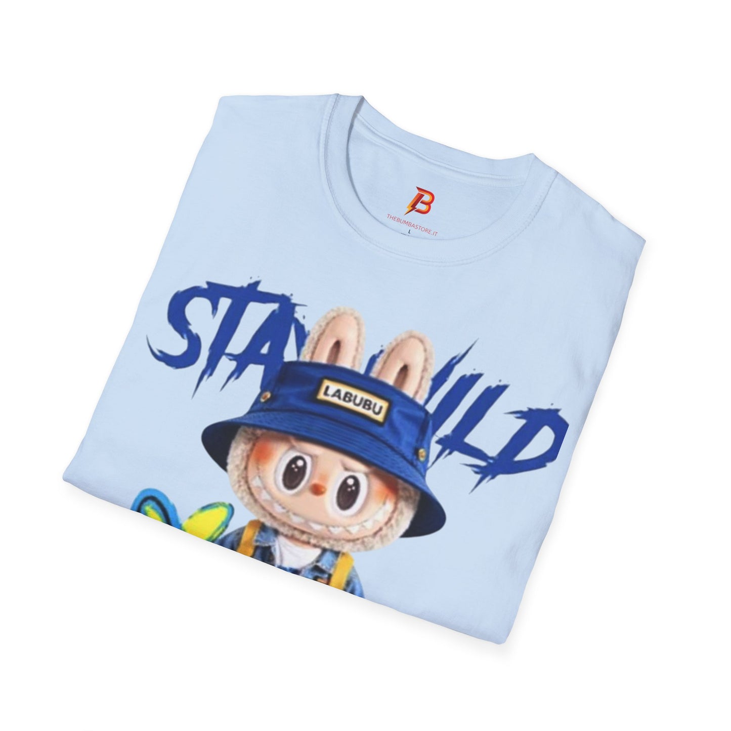 T-Shirt Unisex Labubu Softstyle – Design Kawaii Streetwear con Fiore “Stay Wild”.
