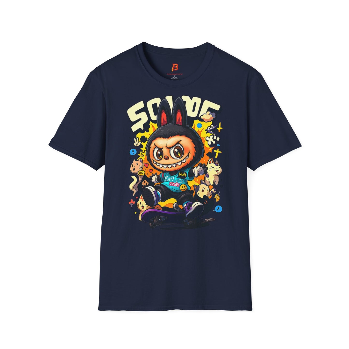 T-Shirt Unisex Labubu Softstyle  – Design Kawaii Streetwear con Skateboard.