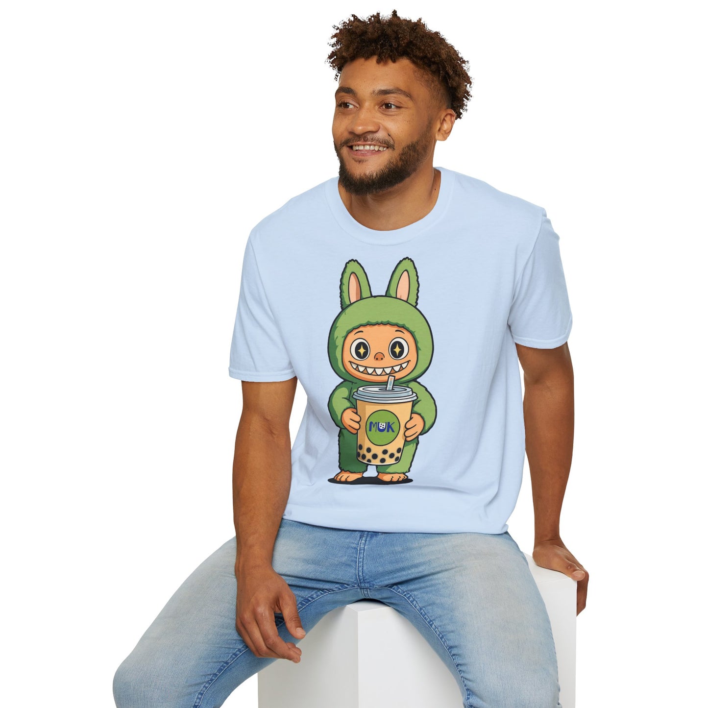 T-Shirt Unisex Labubu Softstyle – Design Kawaii con Bubble Tea.