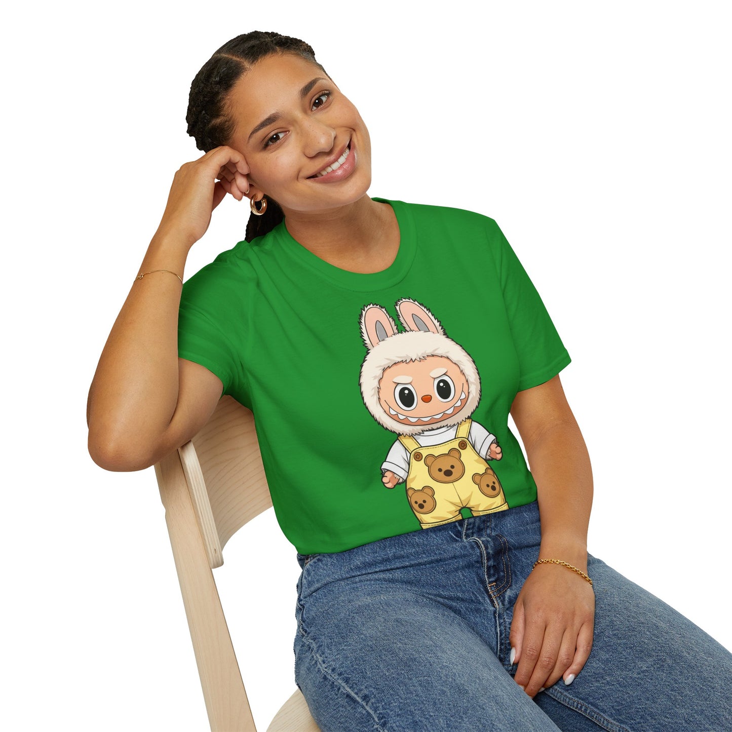 T-Shirt Unisex Labubu Softstyle – Design Kawaii con Salopette Orsetto.