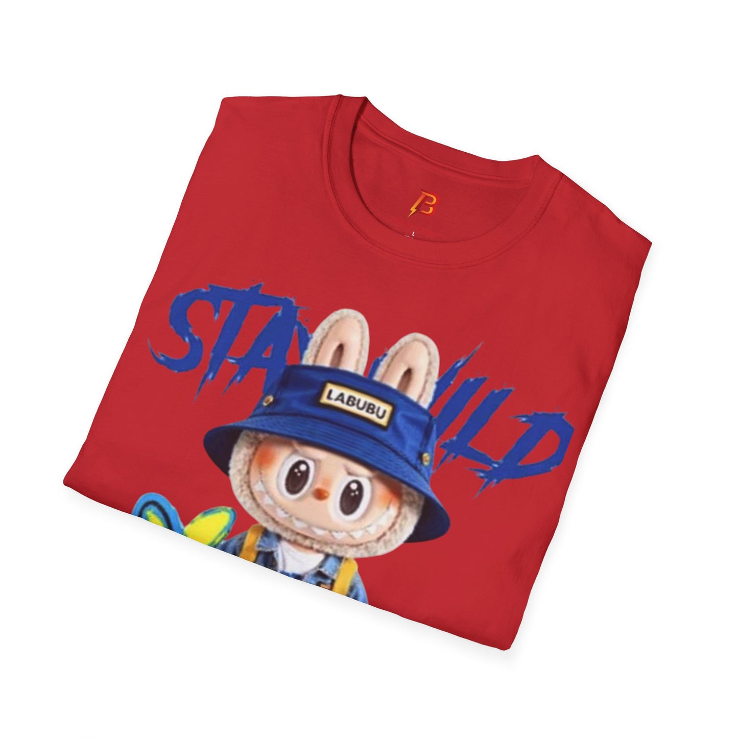 T-Shirt Unisex Labubu Softstyle – Design Kawaii Streetwear con Fiore “Stay Wild”.