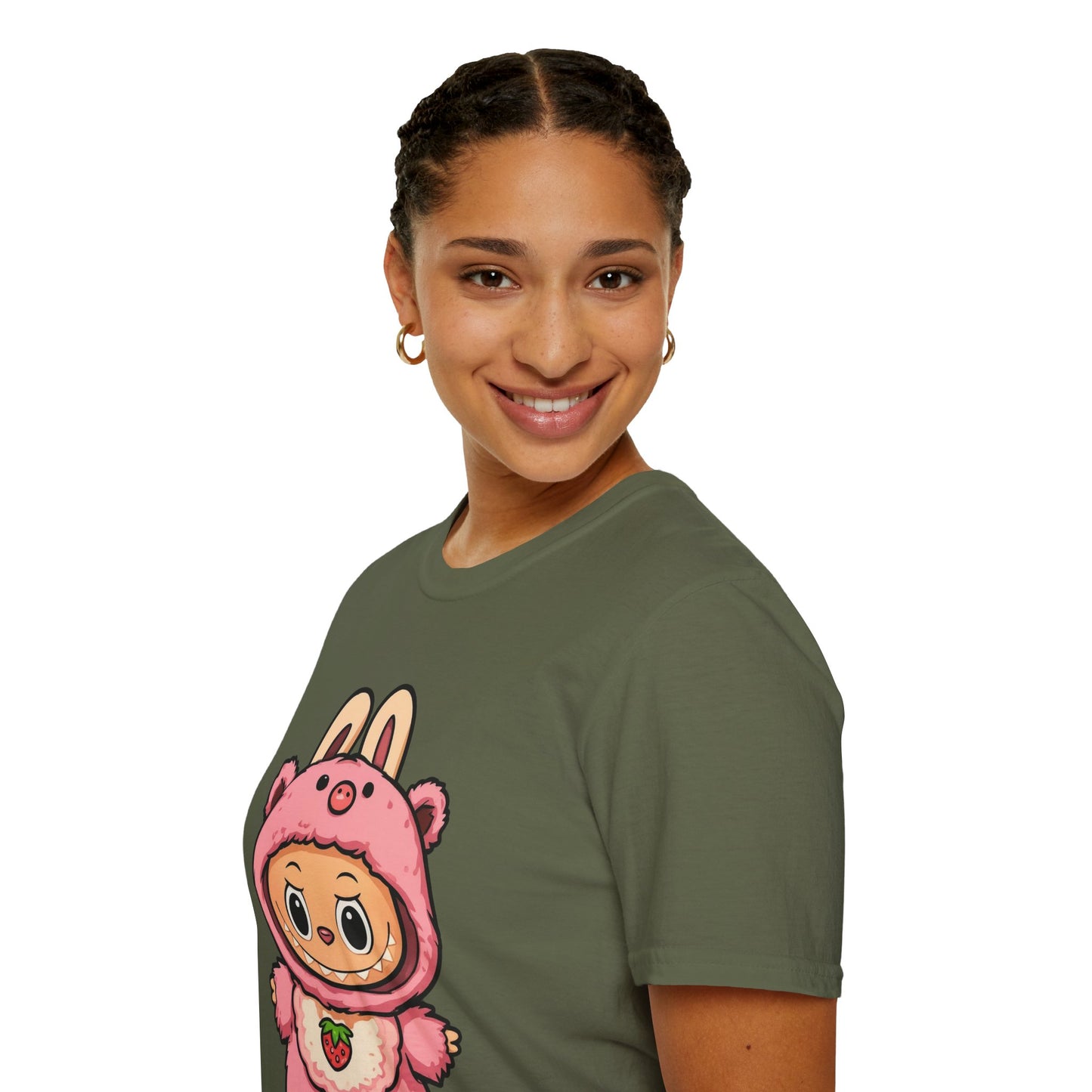 T-Shirt Unisex Labubu Softstyle – Outfit Cartoon Kawaii Rosa Orsetto Fragola.