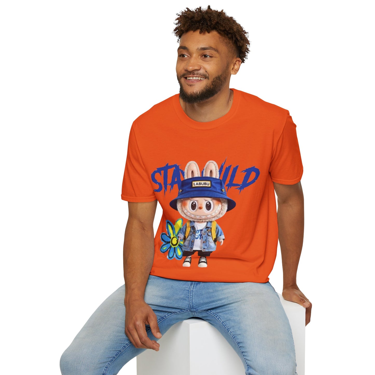 T-Shirt Unisex Labubu Softstyle – Design Kawaii Streetwear con Fiore “Stay Wild”.