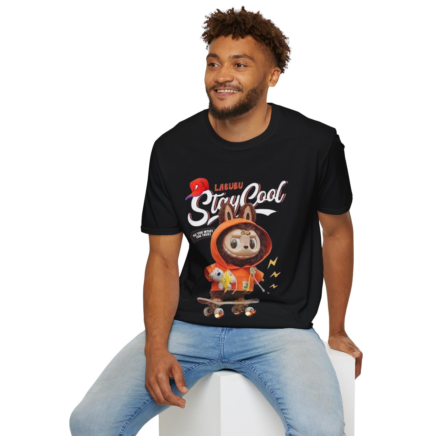 T-Shirt Unisex Labubu Softstyle – Design Streetwear Kawaii “Stay Cool”.