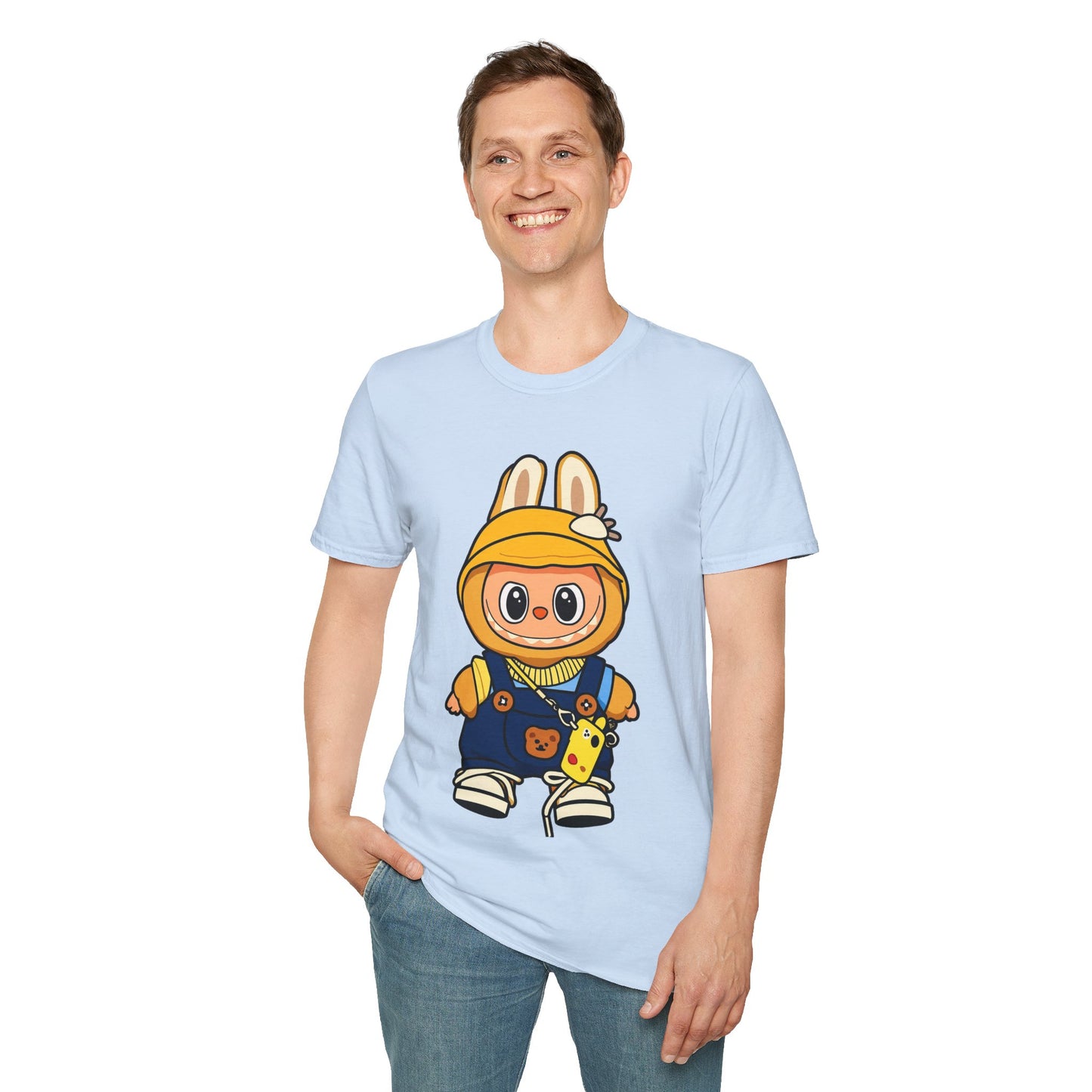 T-Shirt Unisex Labubu Softstyle – Design Kawaii con Cappello e Salopette.