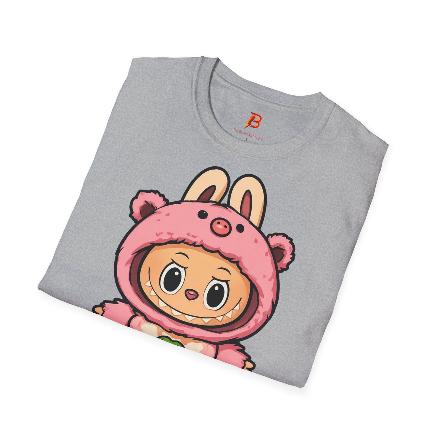 T-Shirt Unisex Labubu Softstyle – Outfit Cartoon Kawaii Rosa Orsetto Fragola.