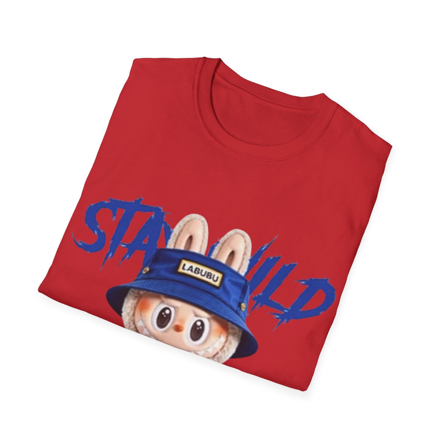 T-Shirt Unisex Labubu Softstyle – Design Kawaii Streetwear con Fiore “Stay Wild”.