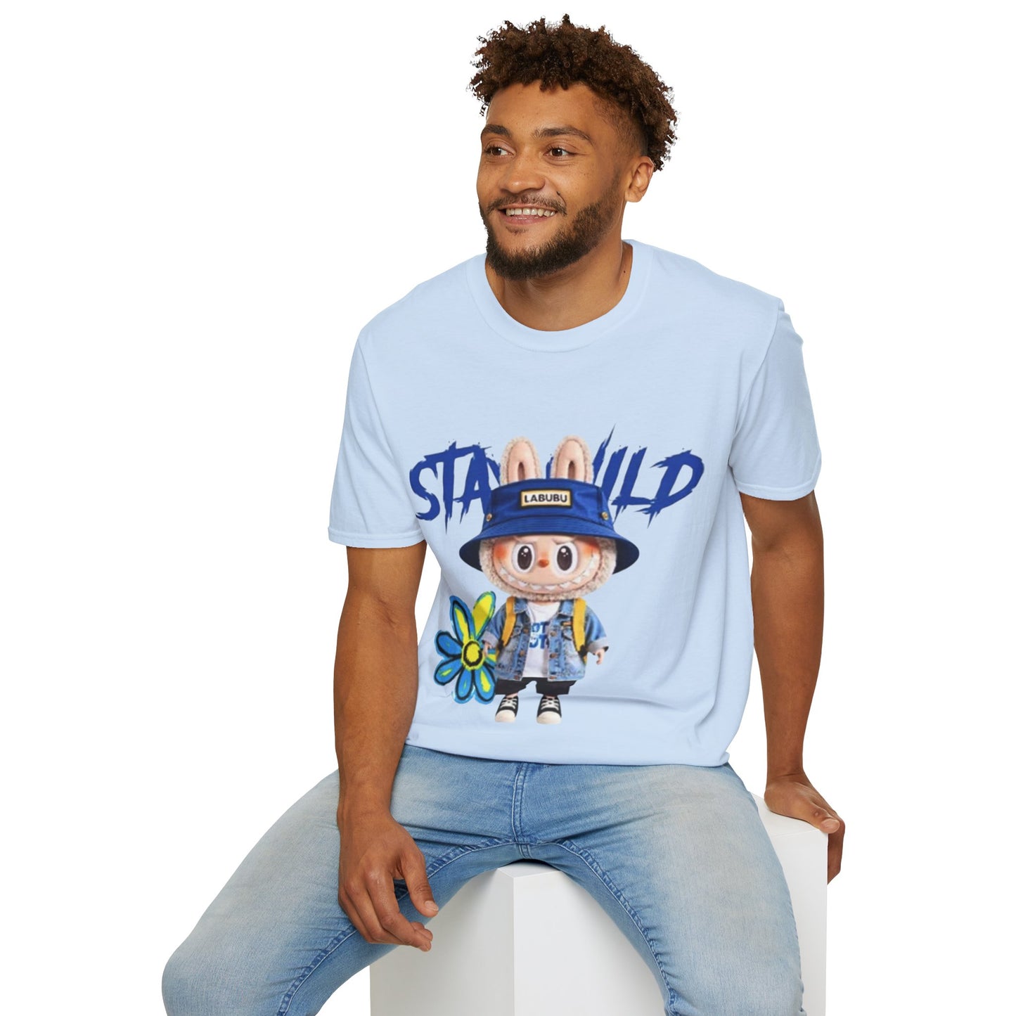 T-Shirt Unisex Labubu Softstyle – Design Kawaii Streetwear con Fiore “Stay Wild”.
