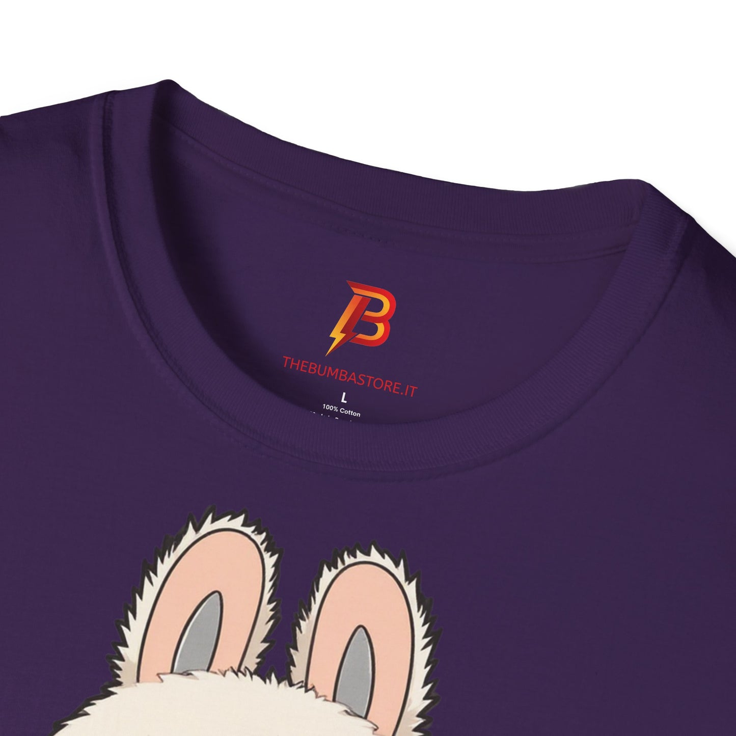 T-Shirt Unisex Labubu Softstyle – Design Kawaii con Salopette Orsetto.