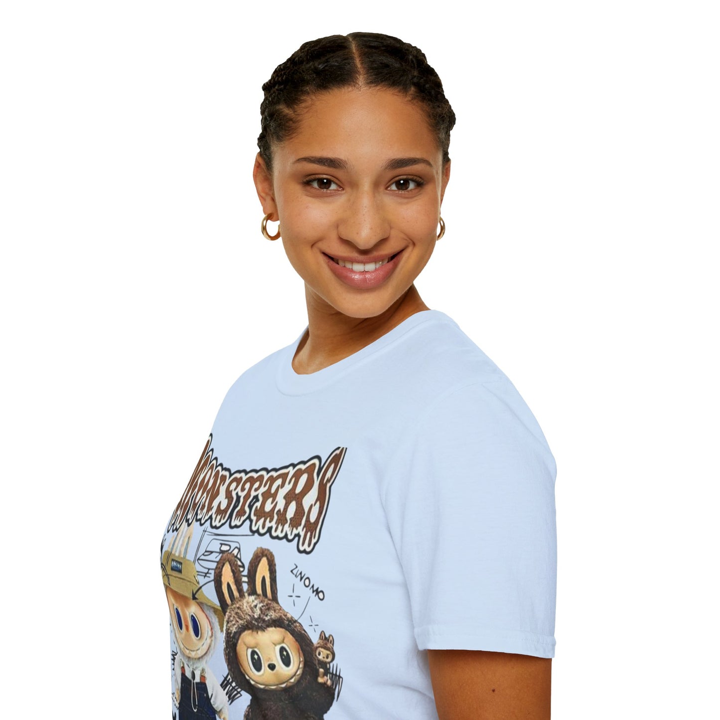 T-Shirt Unisex Labubu Softstyle – Design Monsters Kawaii con Coppia Iconica.