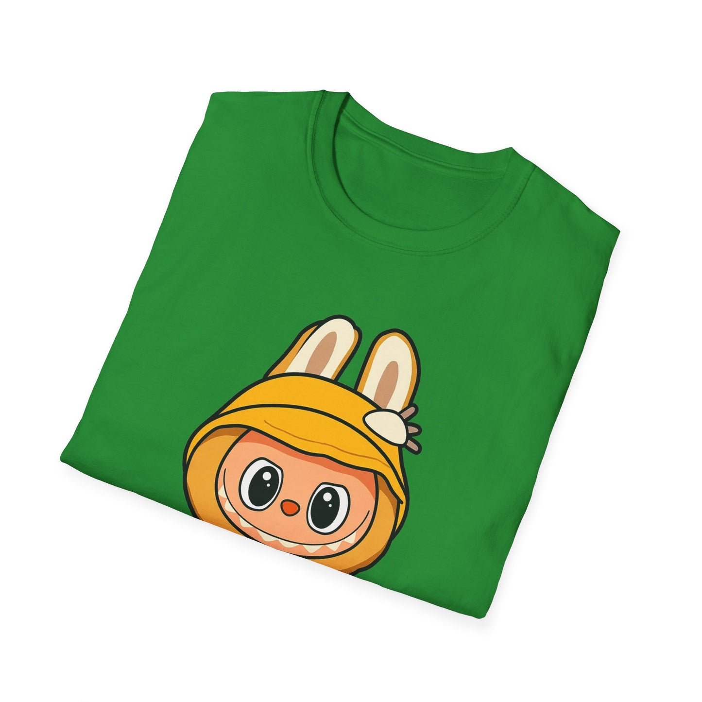 T-Shirt Unisex Labubu Softstyle – Design Kawaii con Cappello e Salopette.