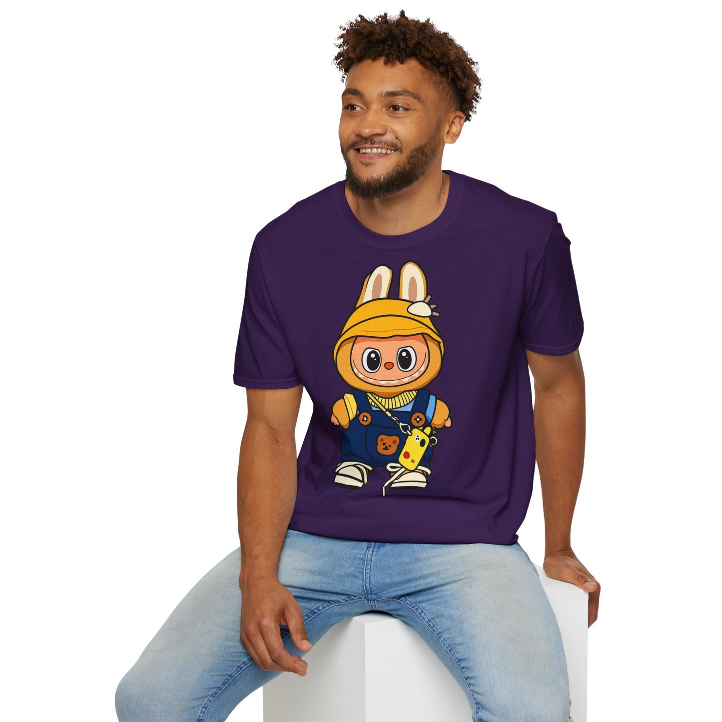 T-Shirt Unisex Labubu Softstyle – Design Kawaii con Cappello e Salopette.