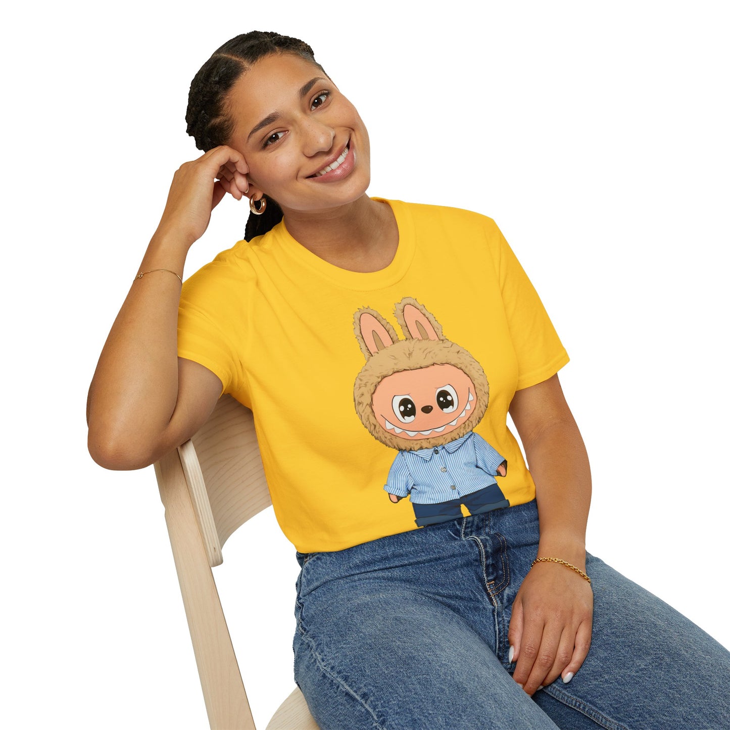 T-Shirt Unisex Labubu Softstyle – Design Kawaii con Camicia a Righe Azzurre.