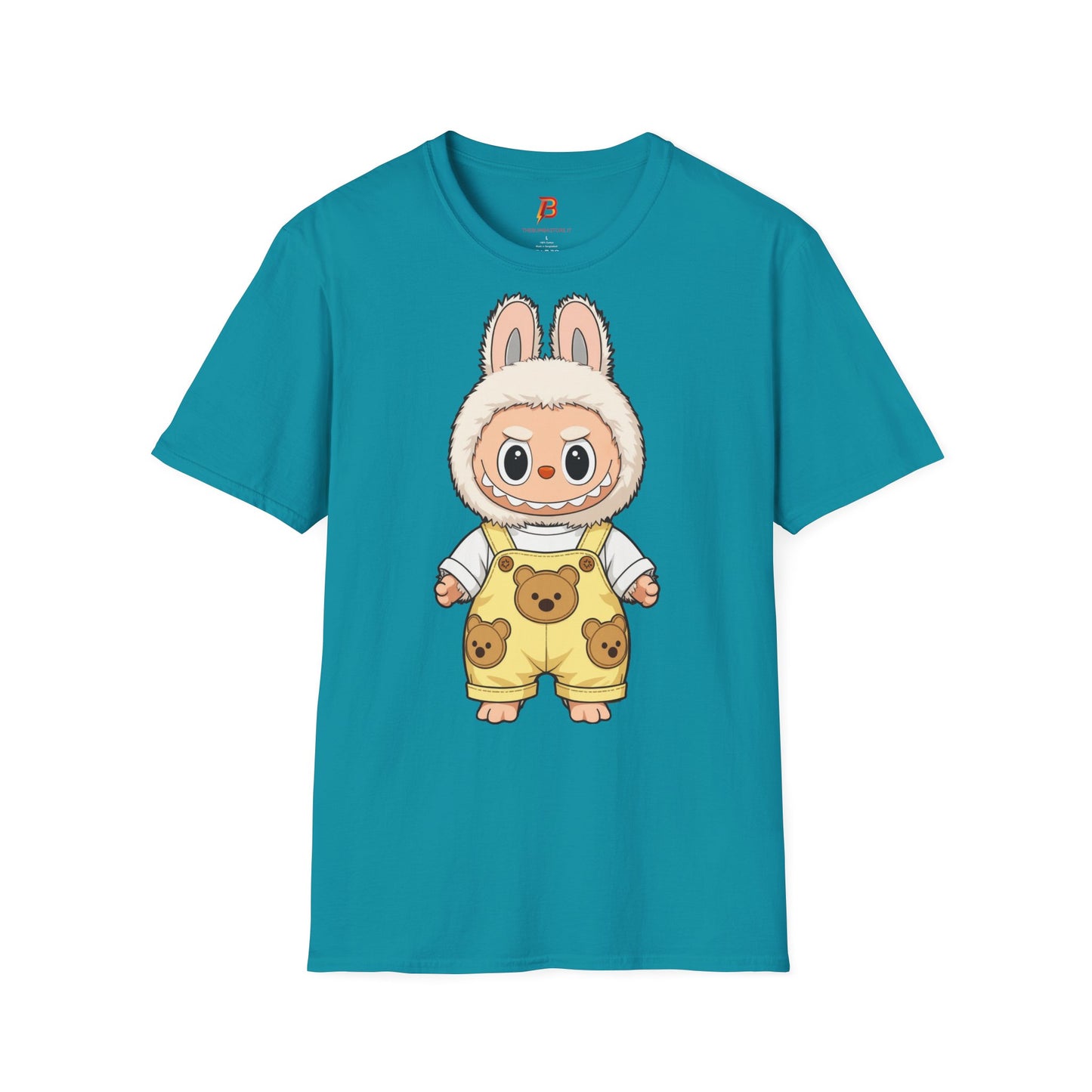 T-Shirt Unisex Labubu Softstyle – Design Kawaii con Salopette Orsetto.