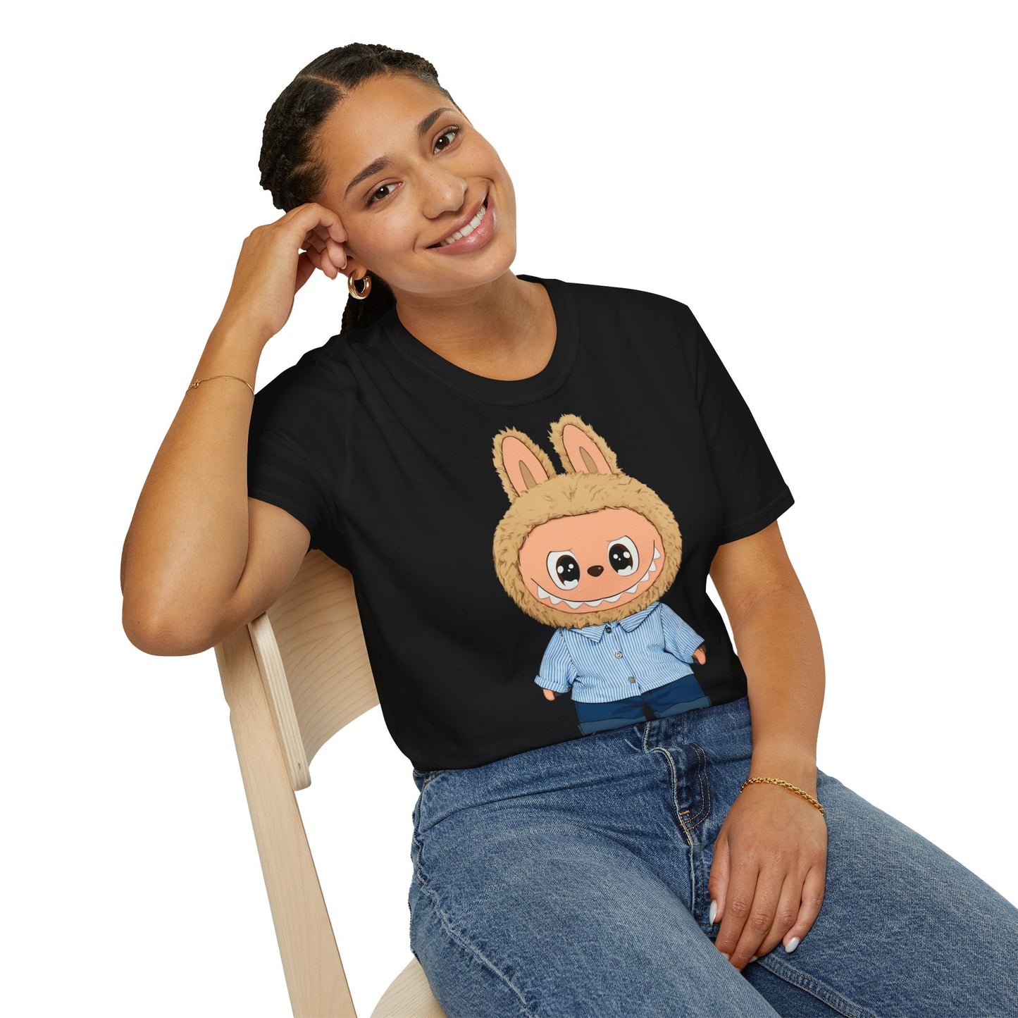 T-Shirt Unisex Labubu Softstyle – Design Kawaii con Camicia a Righe Azzurre.