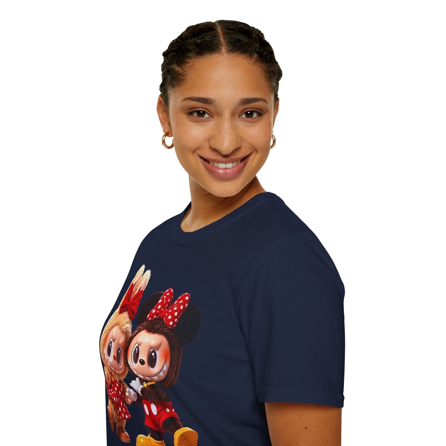 T-Shirt Unisex Labubu Softstyle  – Design Kawaii Coppia in Stile Minnie & Mickey.