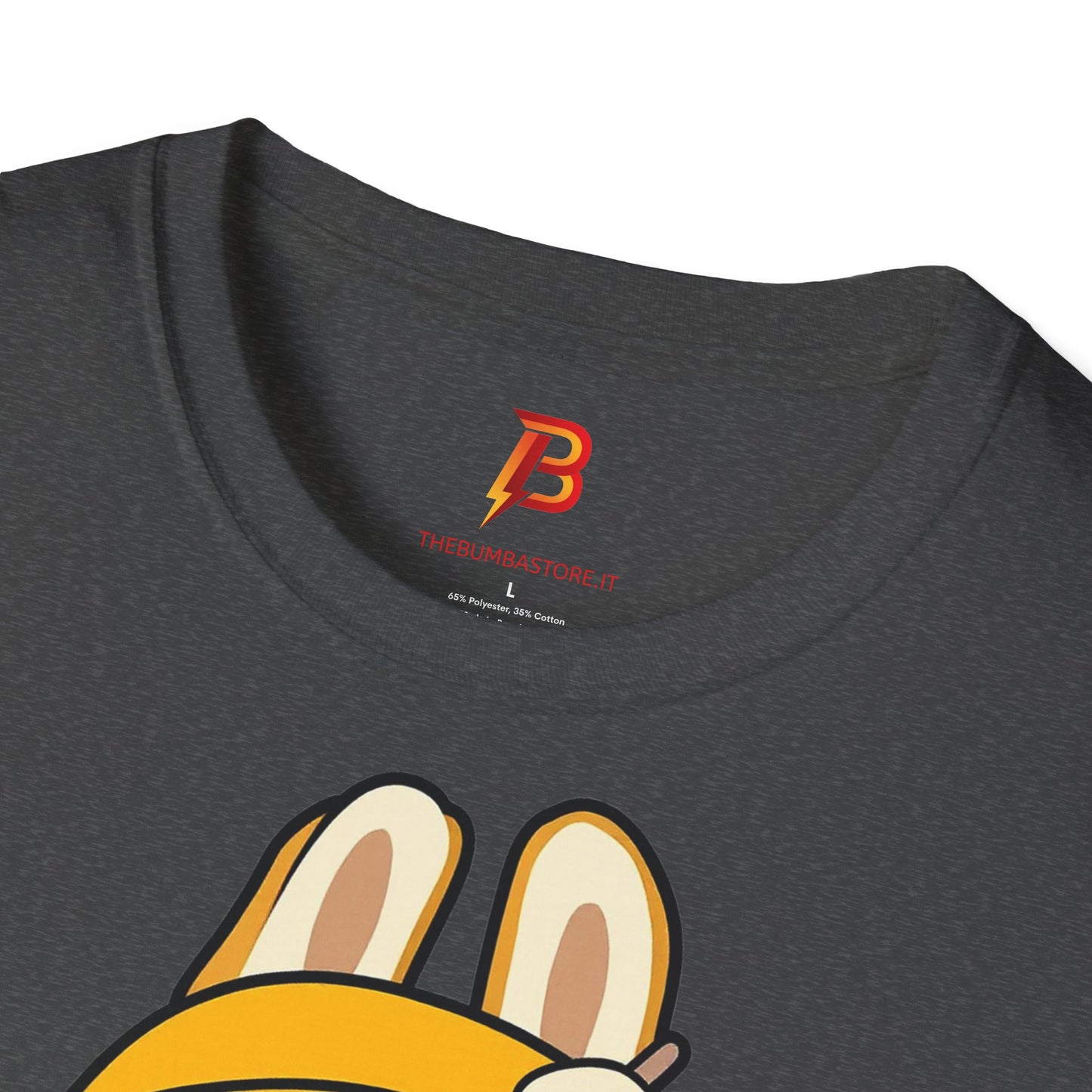 T-Shirt Unisex Labubu Softstyle – Design Kawaii con Cappello e Salopette.