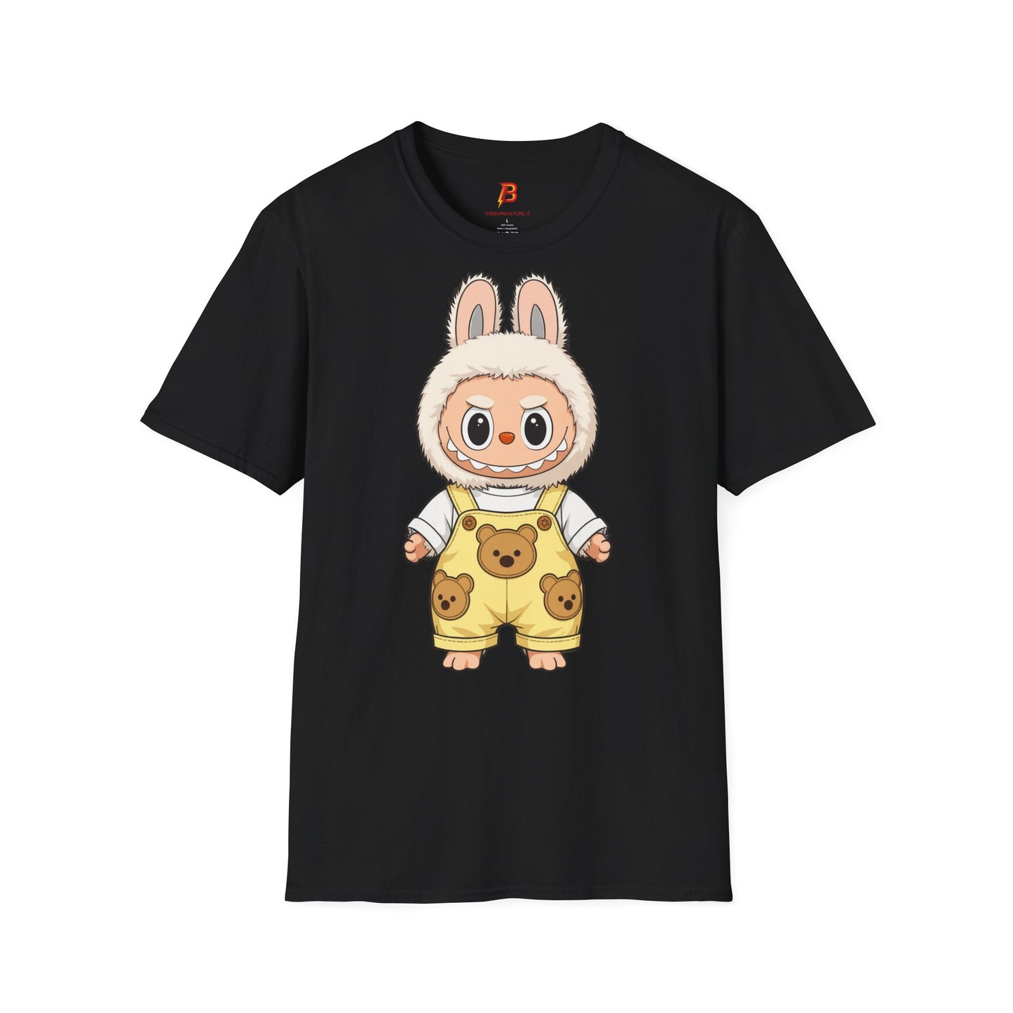 T-Shirt Unisex Labubu Softstyle – Design Kawaii con Salopette Orsetto.