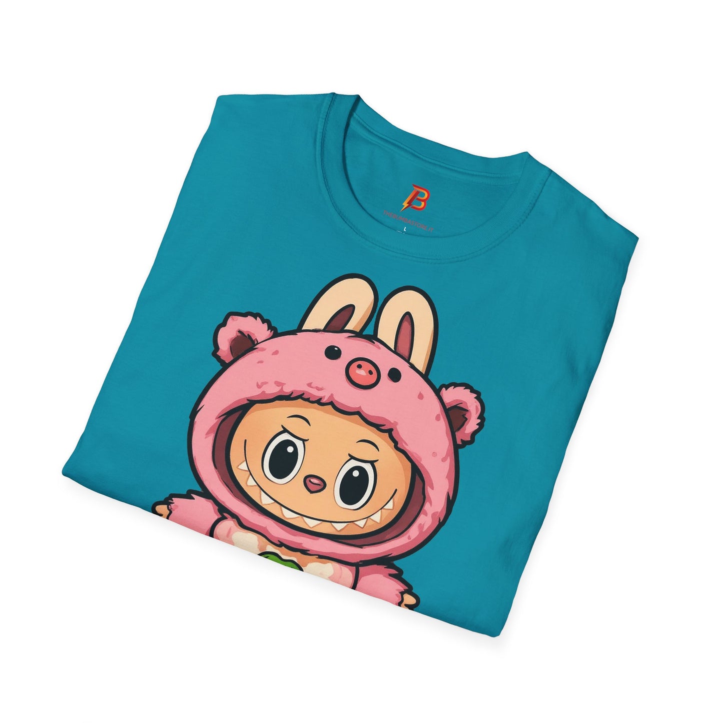 T-Shirt Unisex Labubu Softstyle – Outfit Cartoon Kawaii Rosa Orsetto Fragola.