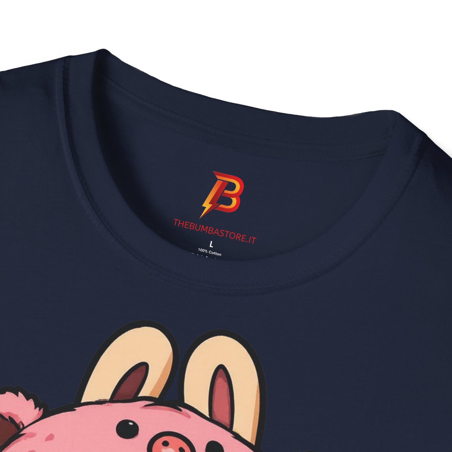 T-Shirt Unisex Labubu Softstyle – Outfit Cartoon Kawaii Rosa Orsetto Fragola.