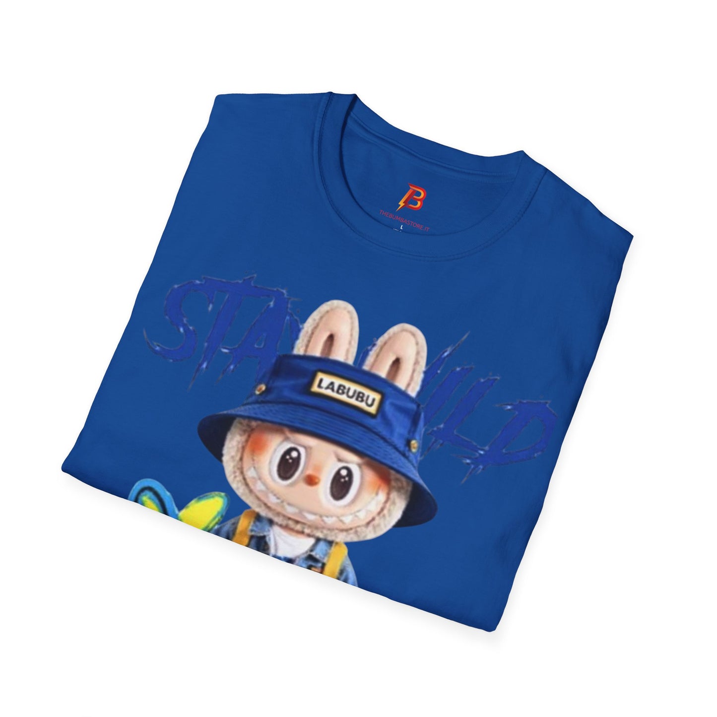 T-Shirt Unisex Labubu Softstyle – Design Kawaii Streetwear con Fiore “Stay Wild”.