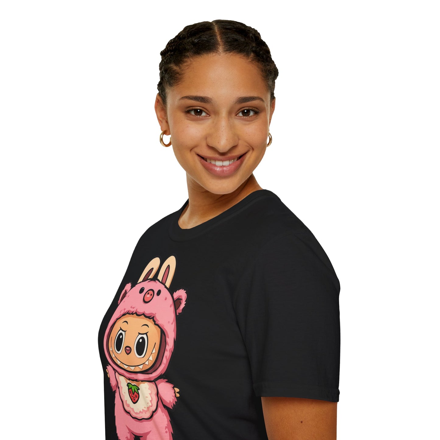 T-Shirt Unisex Labubu Softstyle – Outfit Cartoon Kawaii Rosa Orsetto Fragola.