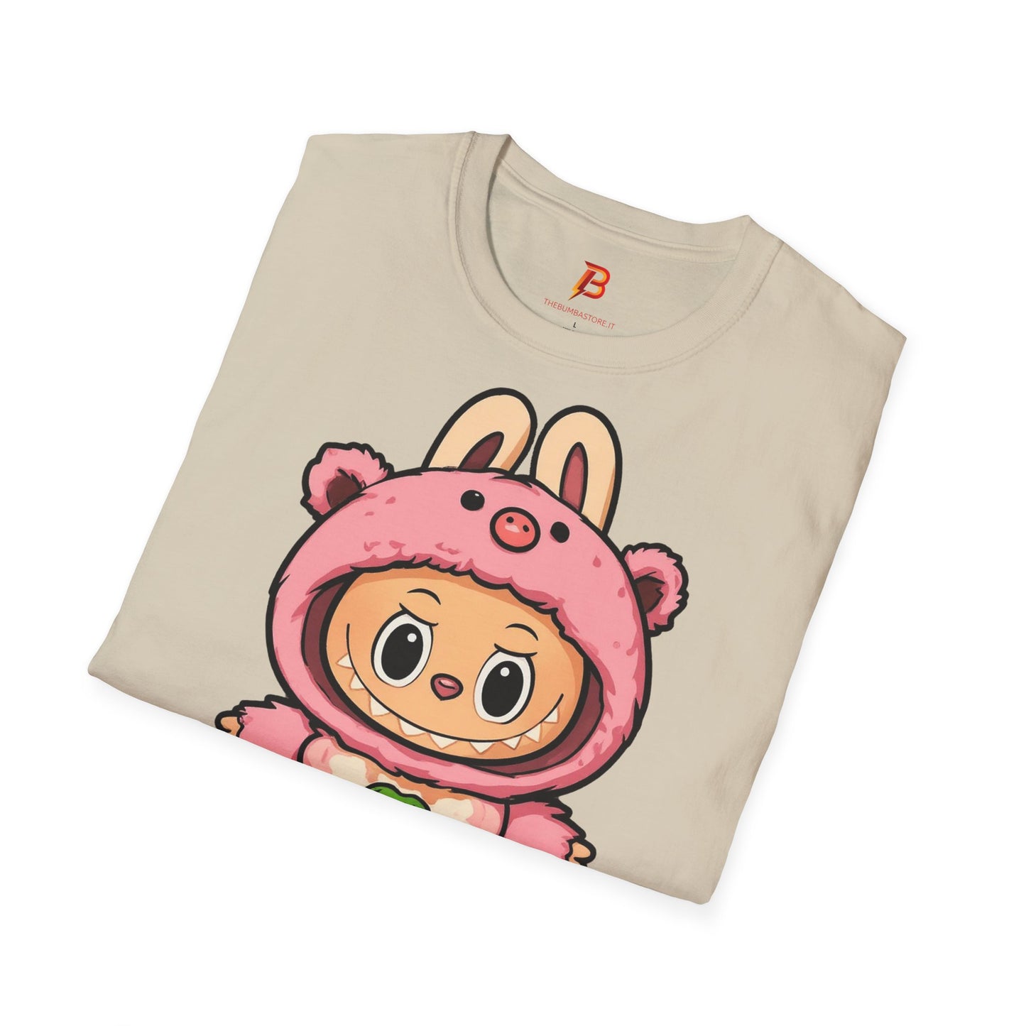 T-Shirt Unisex Labubu Softstyle – Outfit Cartoon Kawaii Rosa Orsetto Fragola.