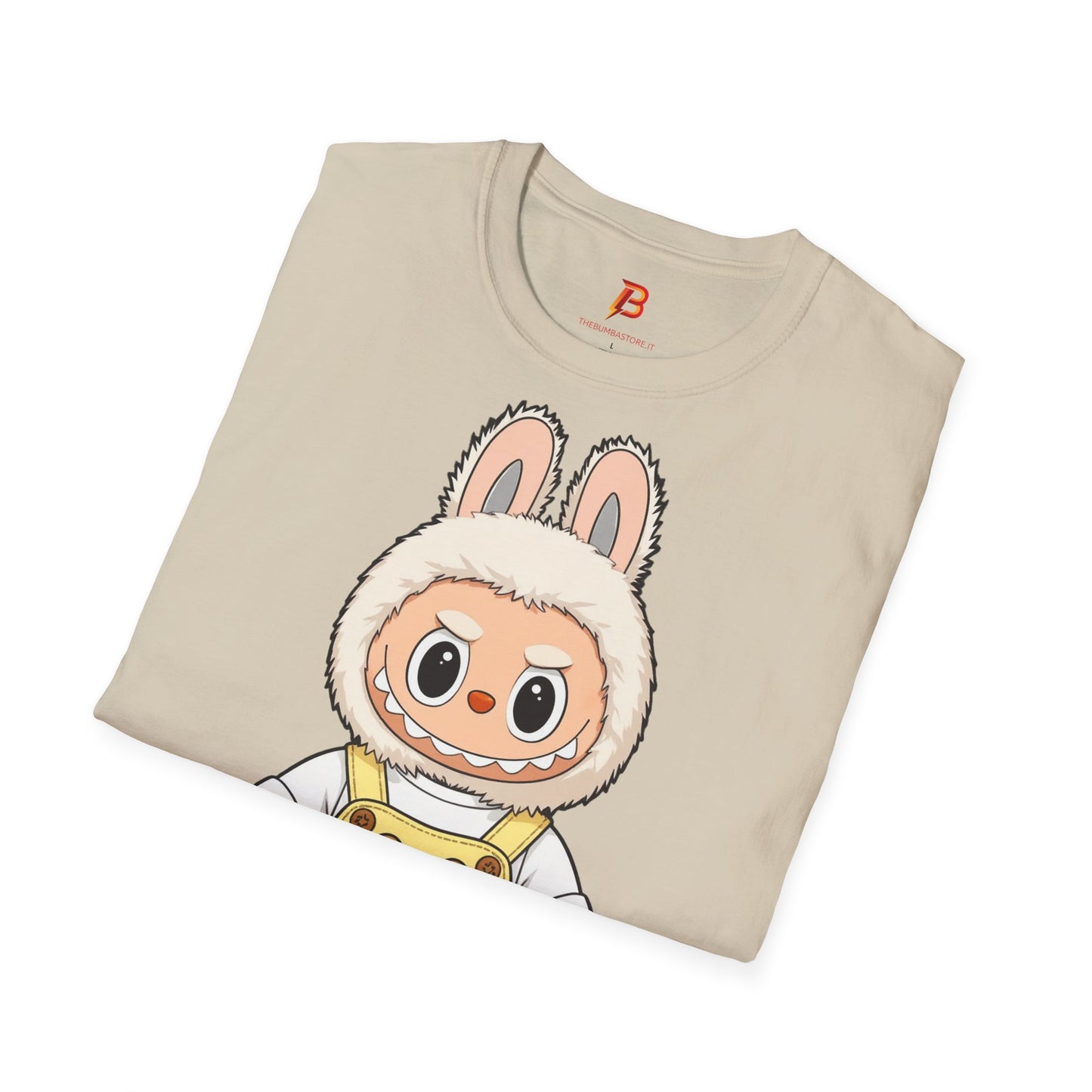 T-Shirt Unisex Labubu Softstyle – Design Kawaii con Salopette Orsetto.