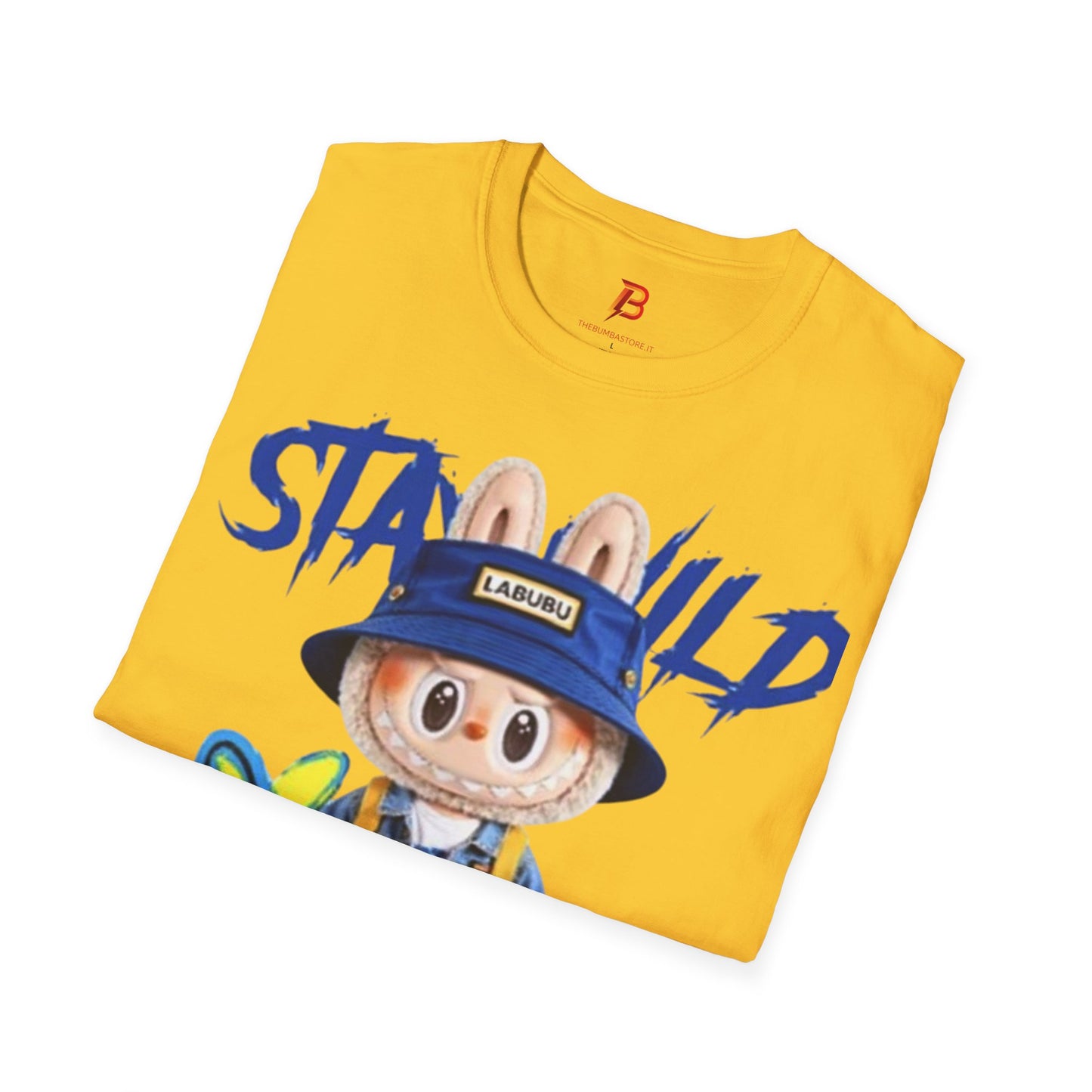 T-Shirt Unisex Labubu Softstyle – Design Kawaii Streetwear con Fiore “Stay Wild”.