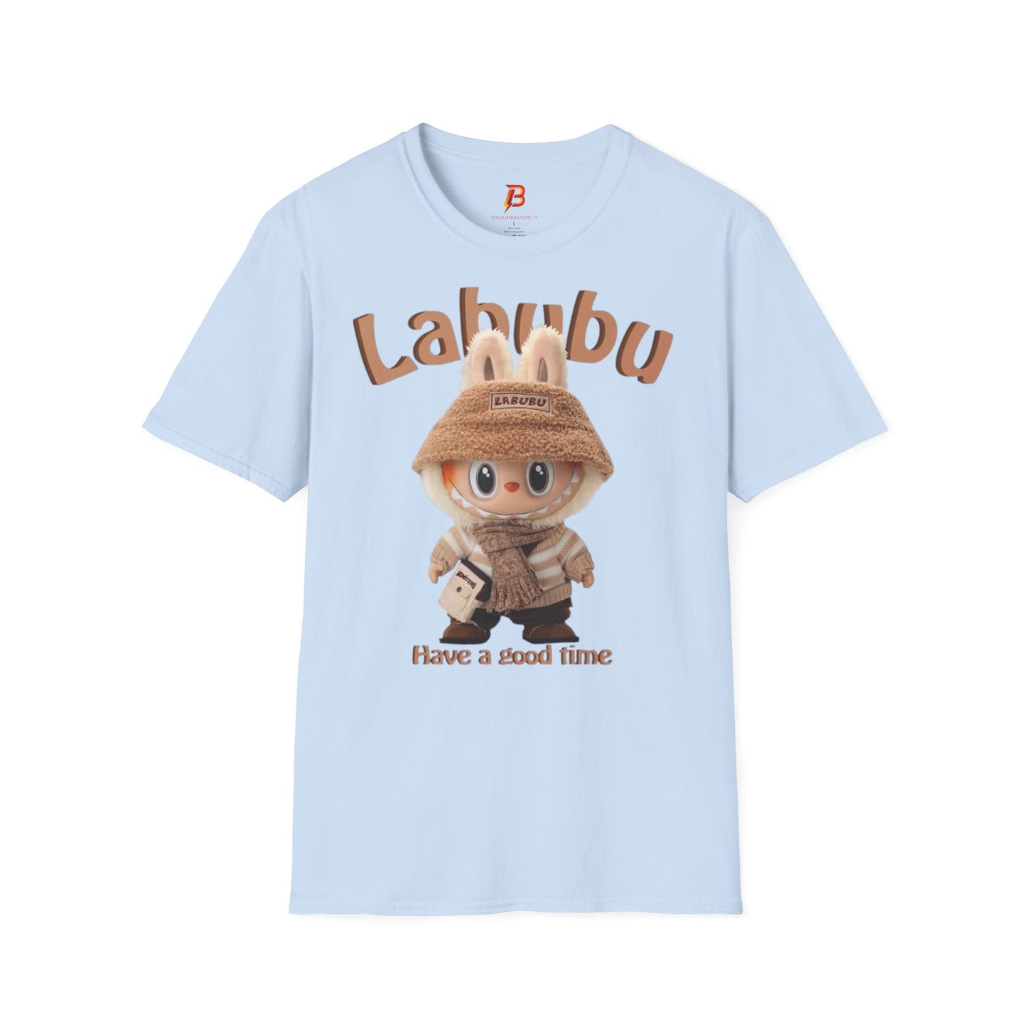T-Shirt Unisex Labubu Softstyle – Design Kawaii Casual con Bucket Hat “Have a Good Time”.