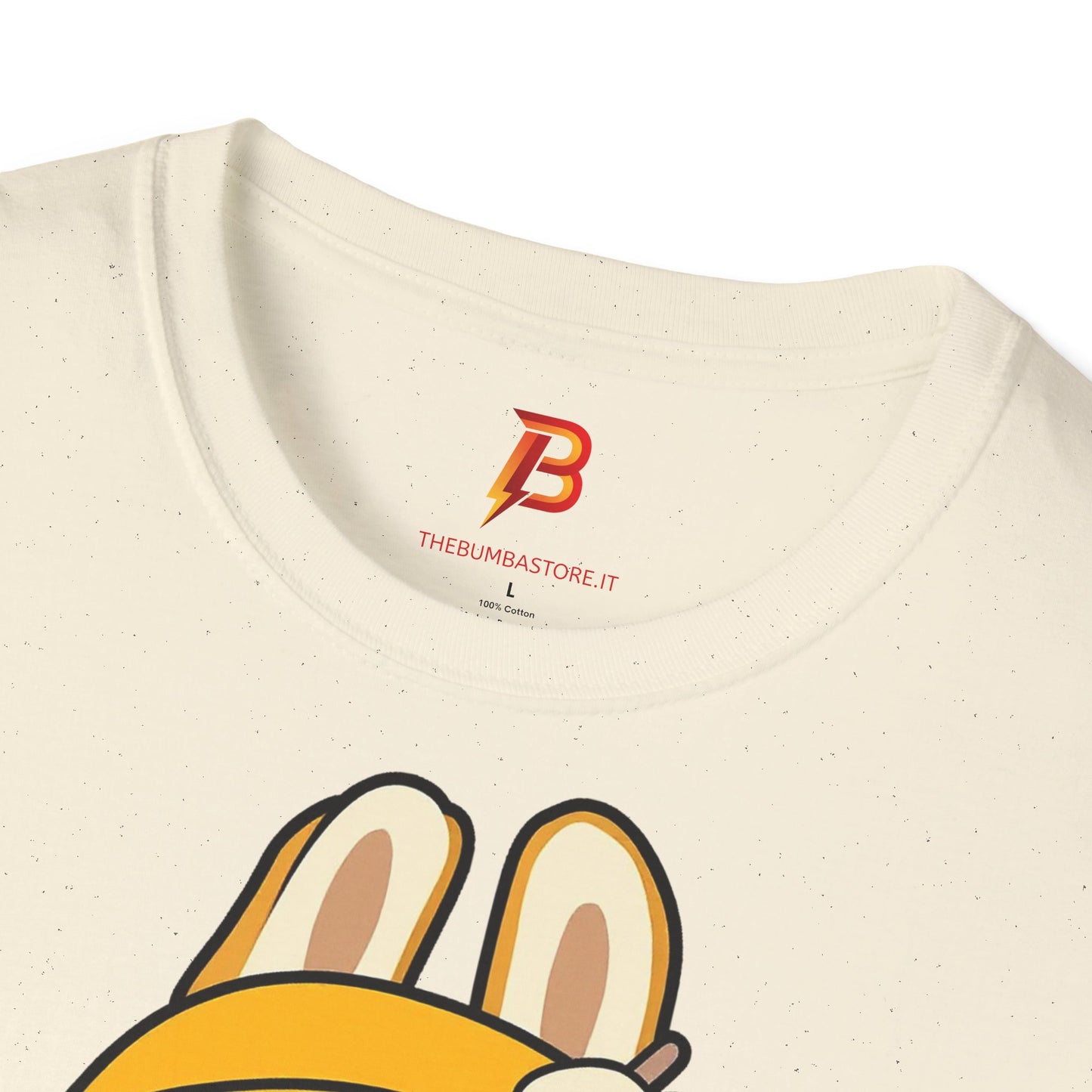 T-Shirt Unisex Labubu Softstyle – Design Kawaii con Cappello e Salopette.