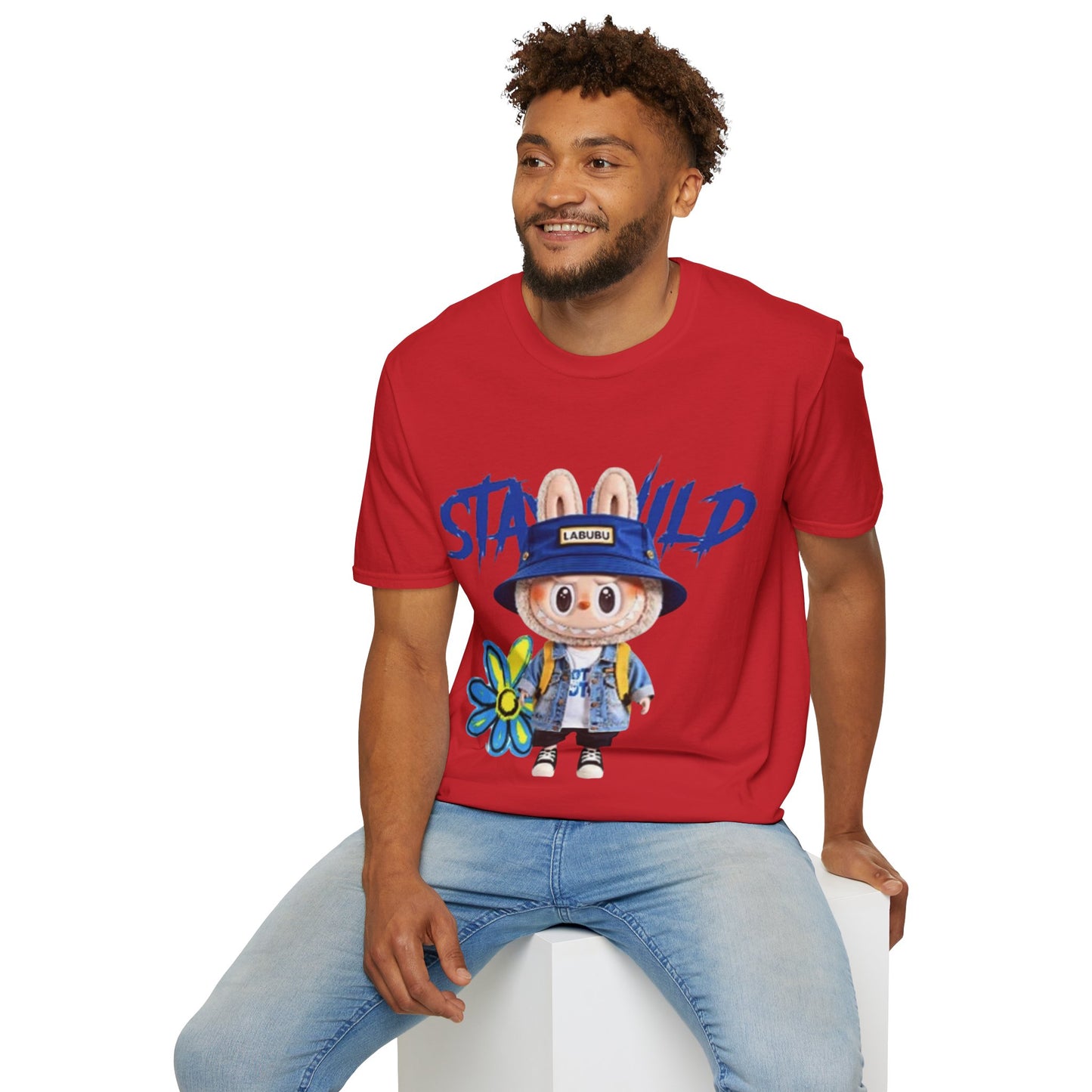 T-Shirt Unisex Labubu Softstyle – Design Kawaii Streetwear con Fiore “Stay Wild”.