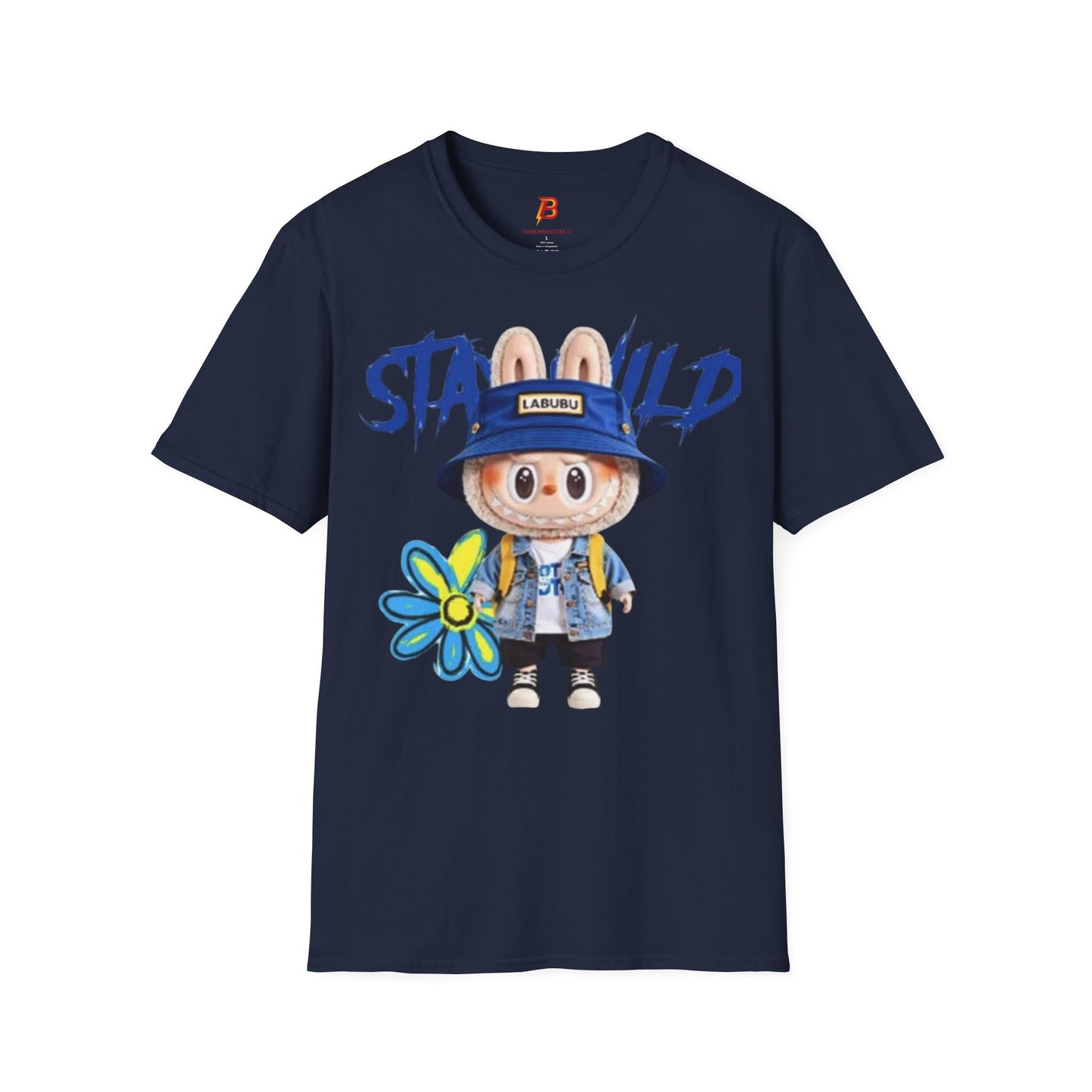 T-Shirt Unisex Labubu Softstyle – Design Kawaii Streetwear con Fiore “Stay Wild”.