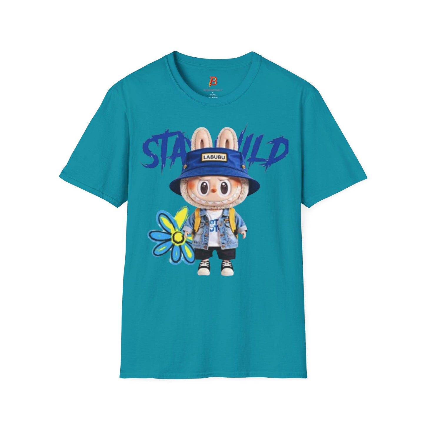 T-Shirt Unisex Labubu Softstyle – Design Kawaii Streetwear con Fiore “Stay Wild”.