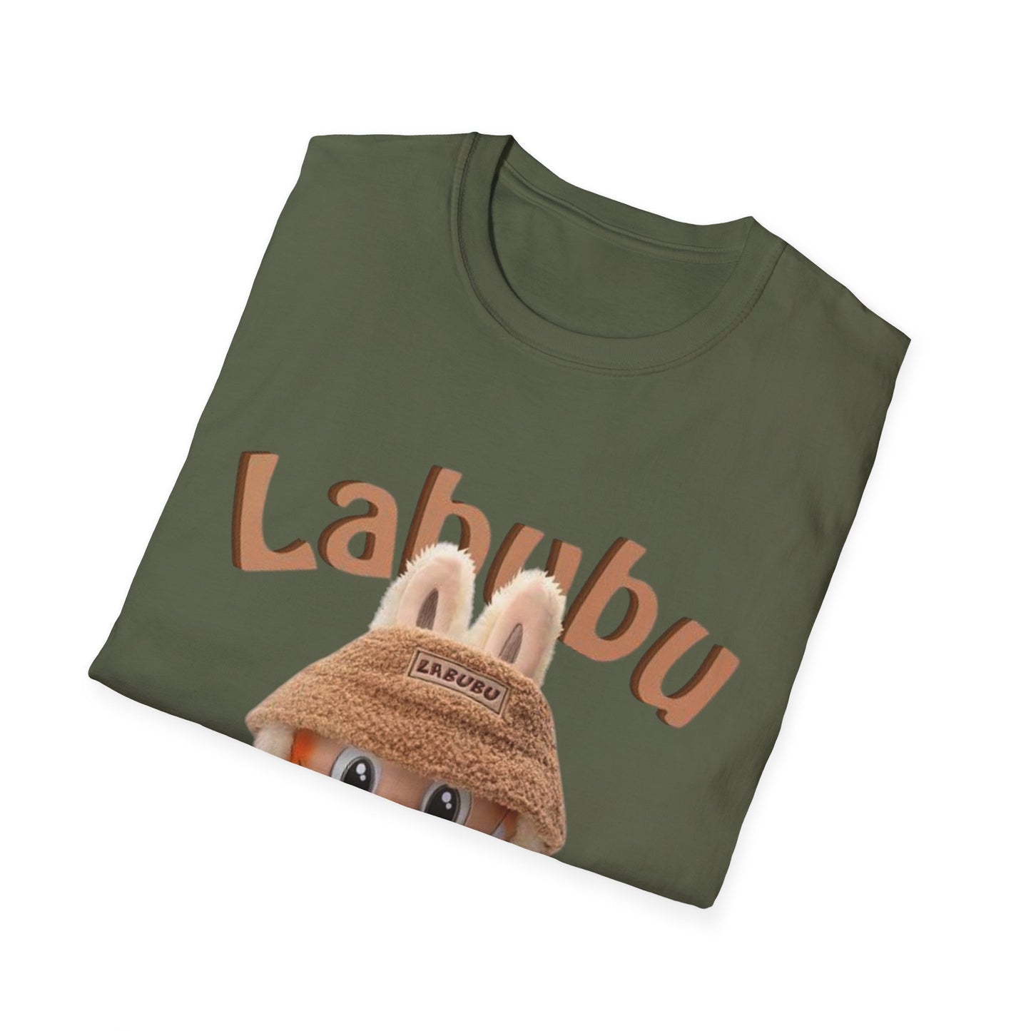 T-Shirt Unisex Labubu Softstyle – Design Kawaii Casual con Bucket Hat “Have a Good Time”.
