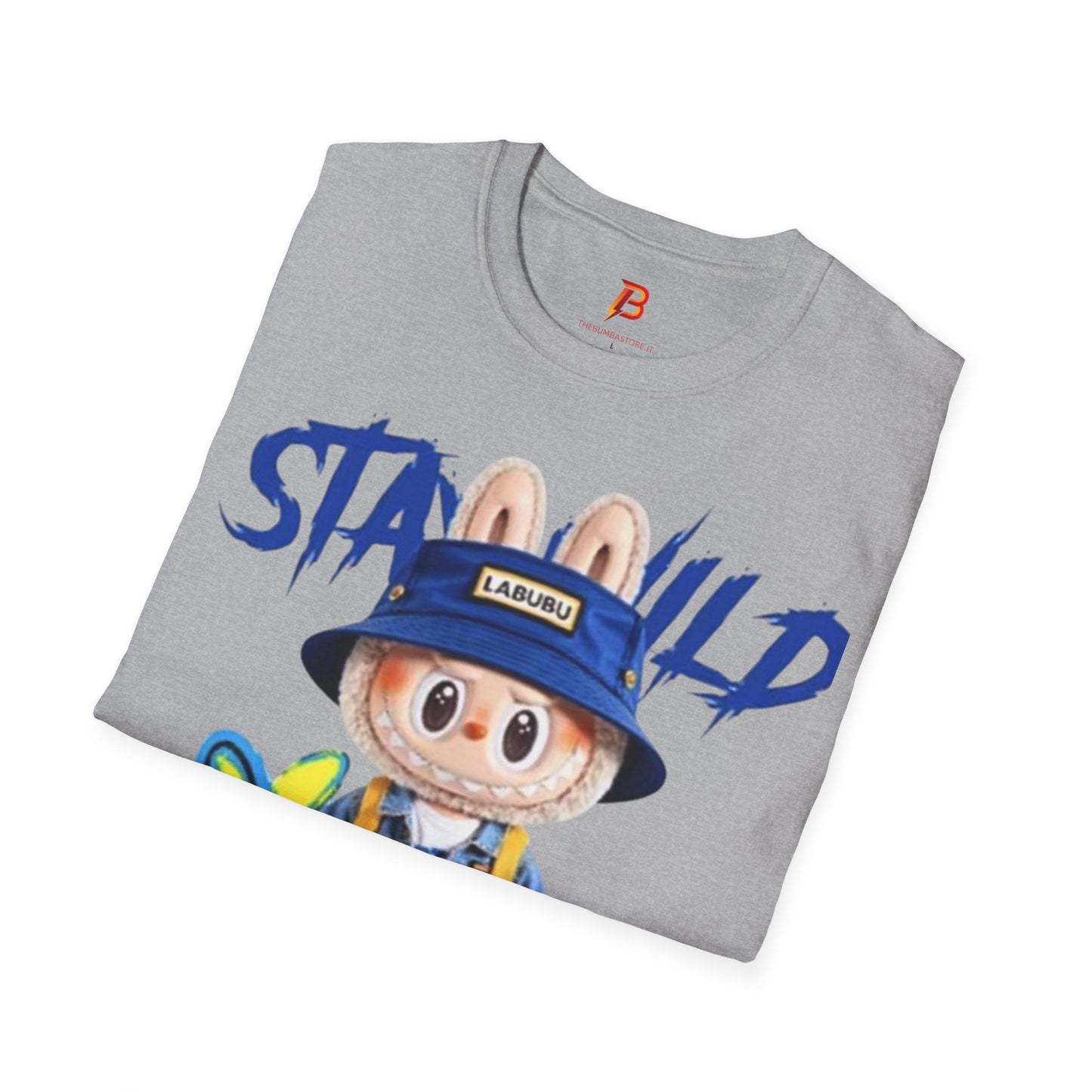 T-Shirt Unisex Labubu Softstyle – Design Kawaii Streetwear con Fiore “Stay Wild”.