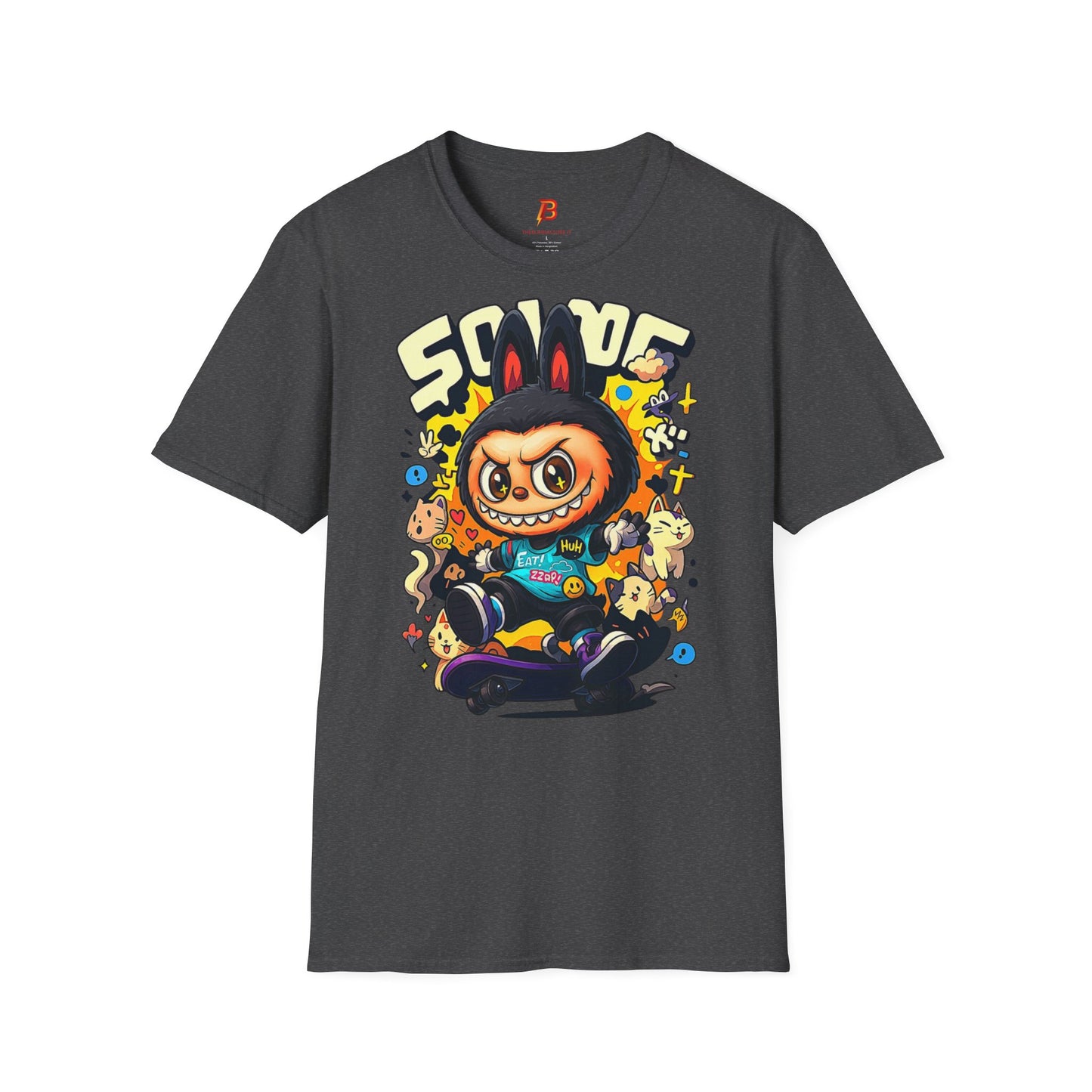T-Shirt Unisex Labubu Softstyle  – Design Kawaii Streetwear con Skateboard.