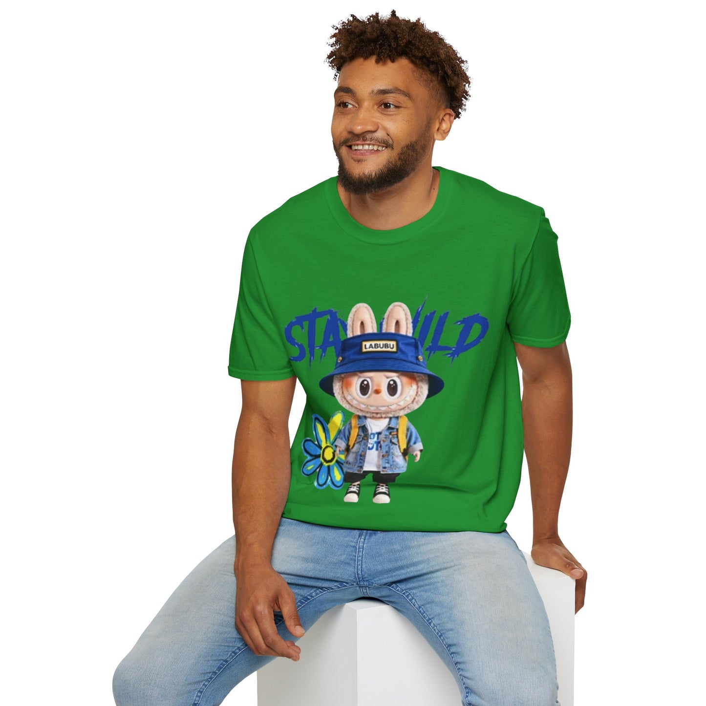 T-Shirt Unisex Labubu Softstyle – Design Kawaii Streetwear con Fiore “Stay Wild”.
