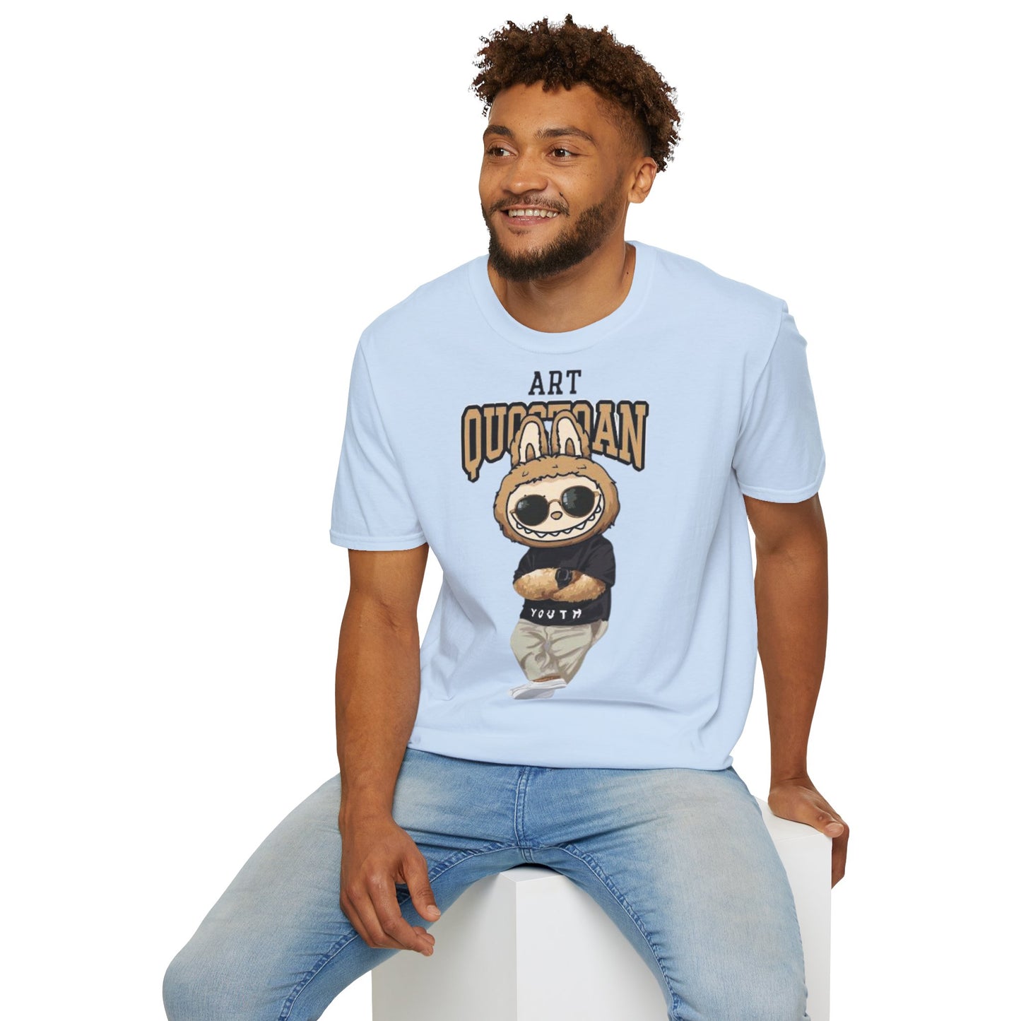 T-Shirt Unisex Labubu Softstyle – Design Urban Kawaii con Occhiali da Sole.