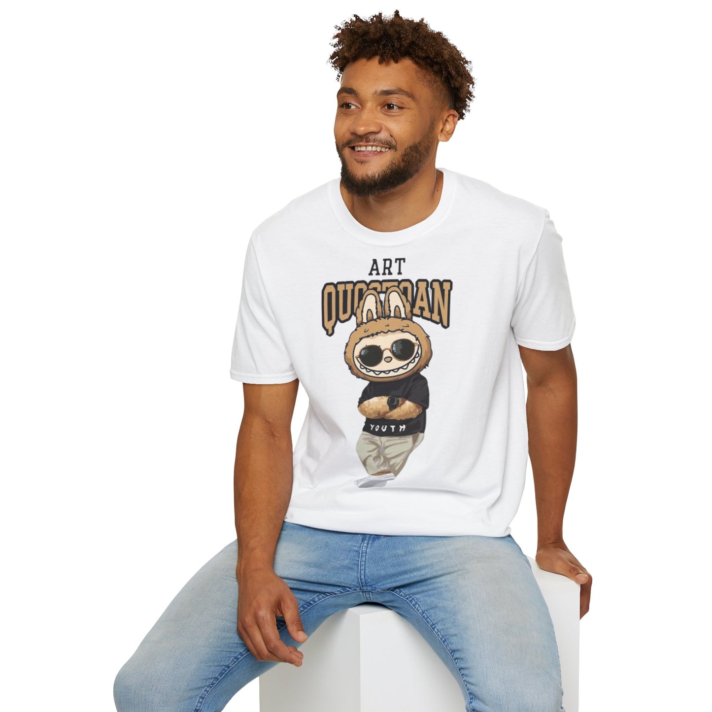 T-Shirt Unisex Labubu Softstyle – Design Urban Kawaii con Occhiali da Sole.