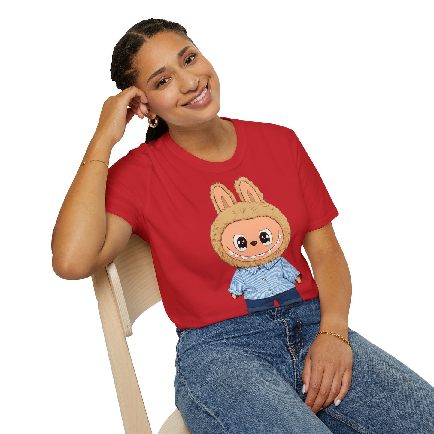 T-Shirt Unisex Labubu Softstyle – Design Kawaii con Camicia a Righe Azzurre.