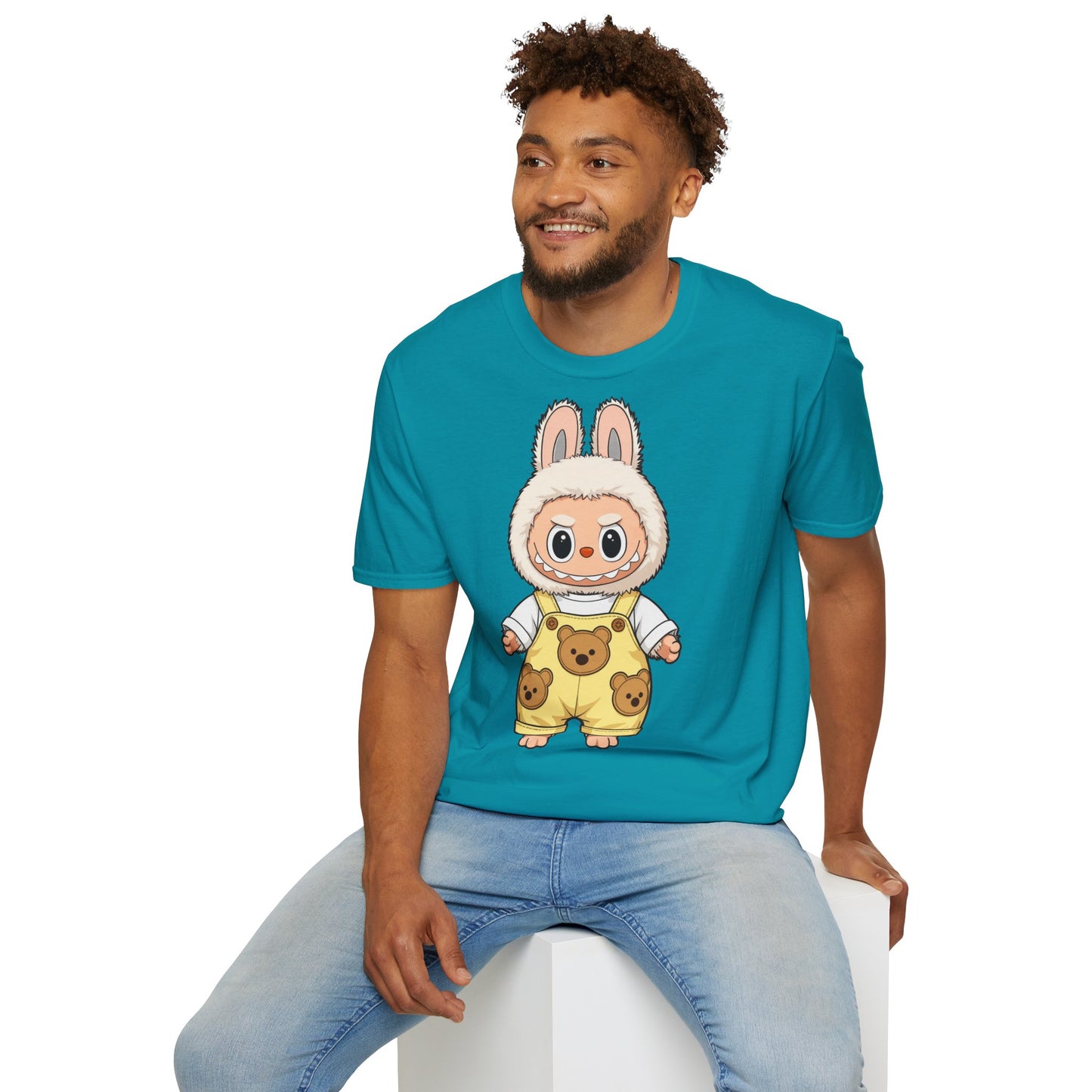T-Shirt Unisex Labubu Softstyle – Design Kawaii con Salopette Orsetto.