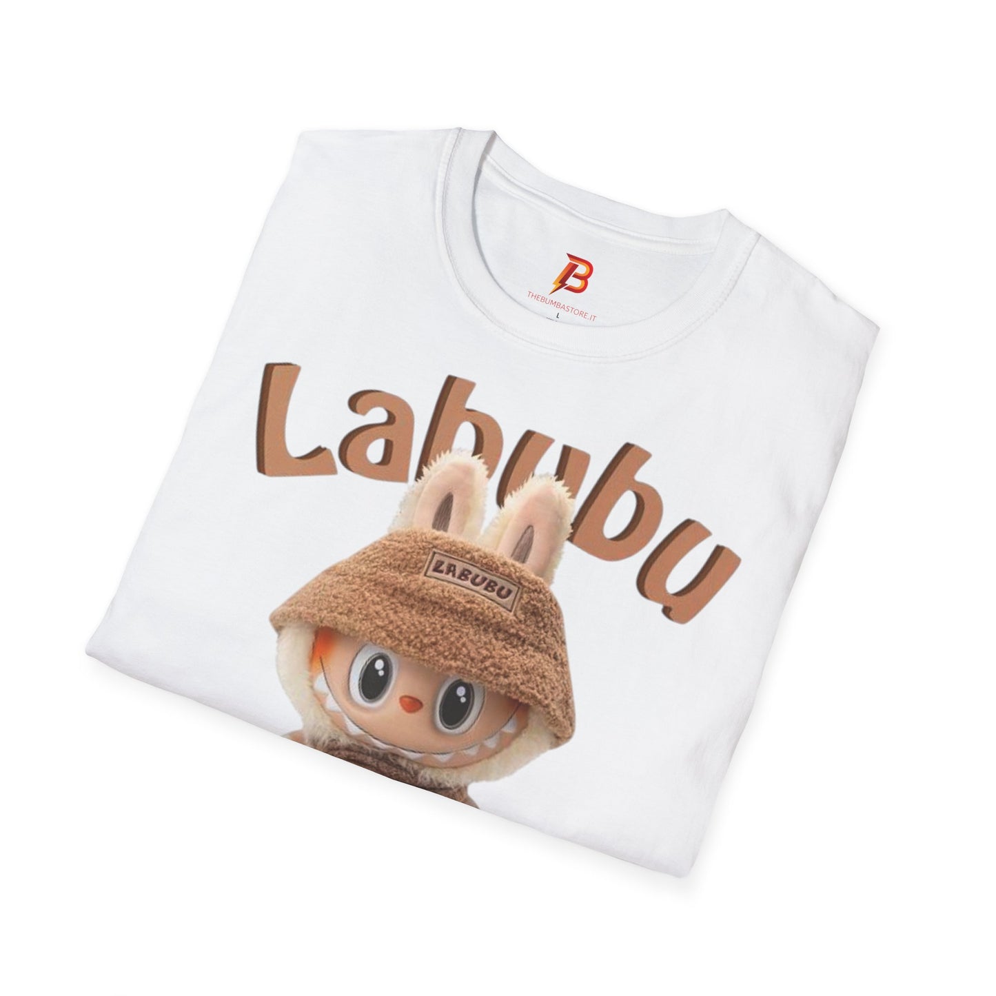 T-Shirt Unisex Labubu Softstyle – Design Kawaii Casual con Bucket Hat “Have a Good Time”.